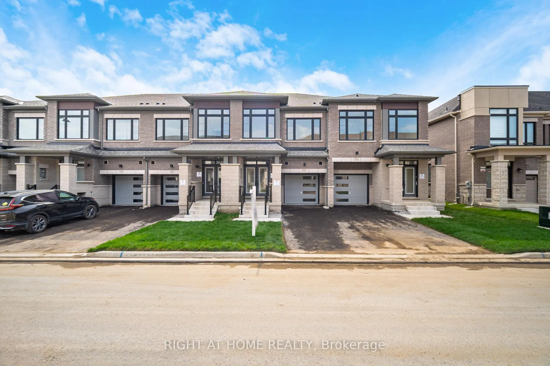 Photo 2 of 77 Singhampton Road, Vaughan, Kleinburg — HOMEH