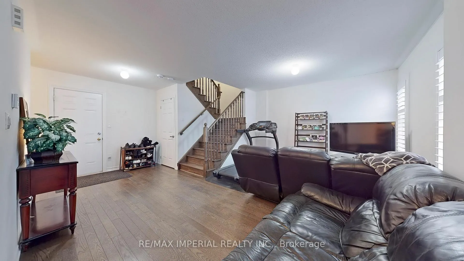 Photo 3 of 7 Cornerside Way, Whitby, Brooklin — HOMEH