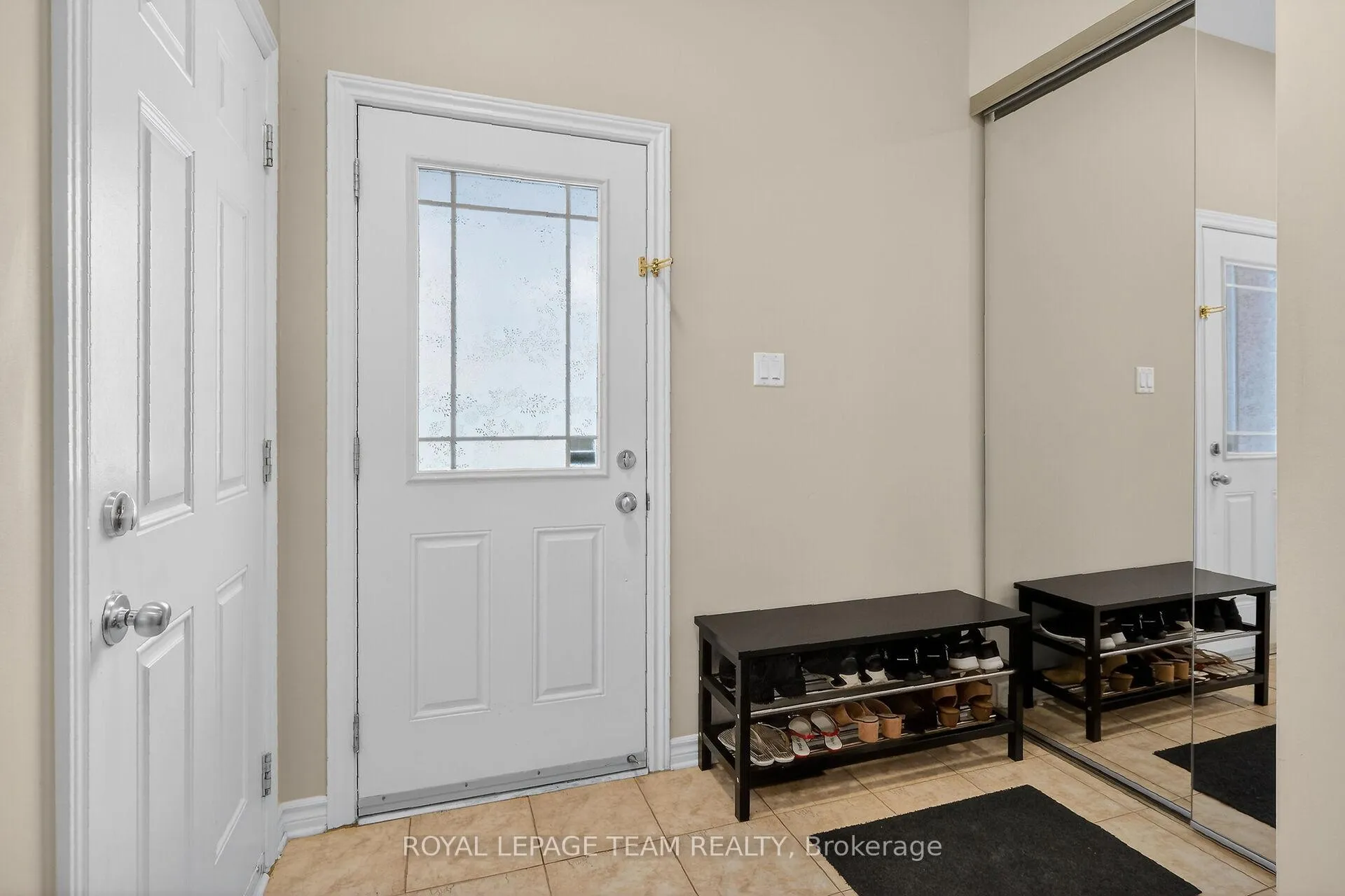 Photo 4 of 124 Tacom Circle, Ottawa, Barrhaven - Strandherd — HOMEH