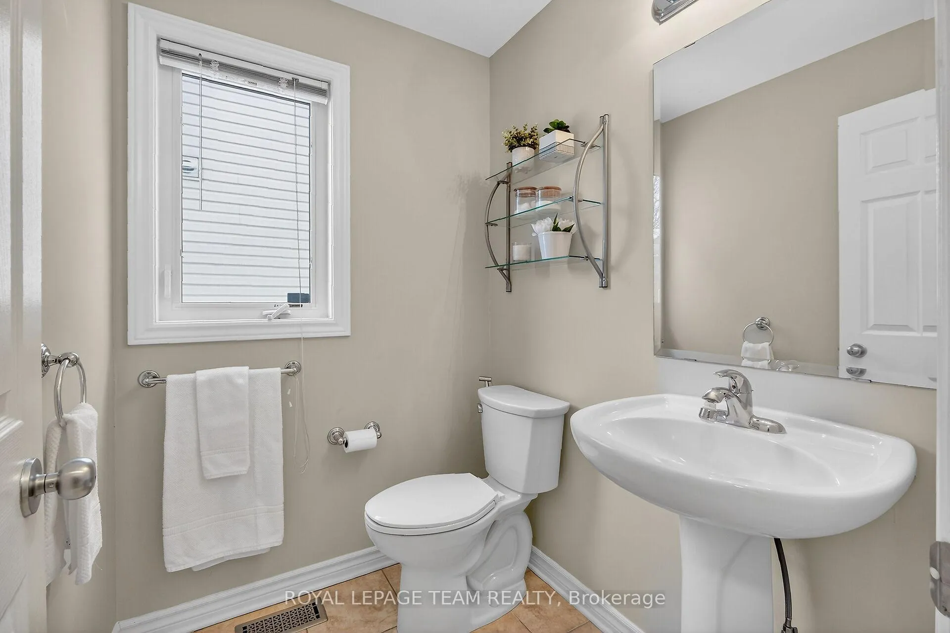 Photo 19 of 124 Tacom Circle, Ottawa, Barrhaven - Strandherd — HOMEH