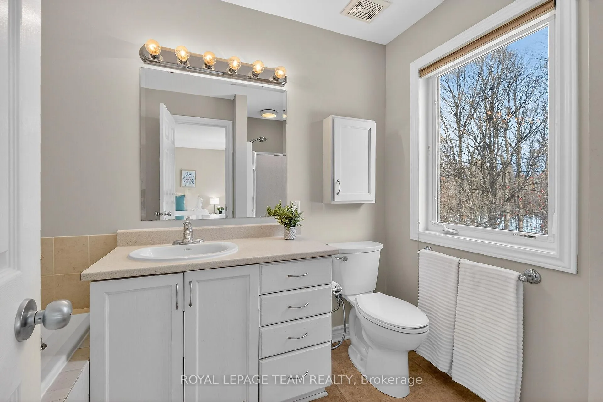 Photo 23 of 124 Tacom Circle, Ottawa, Barrhaven - Strandherd — HOMEH