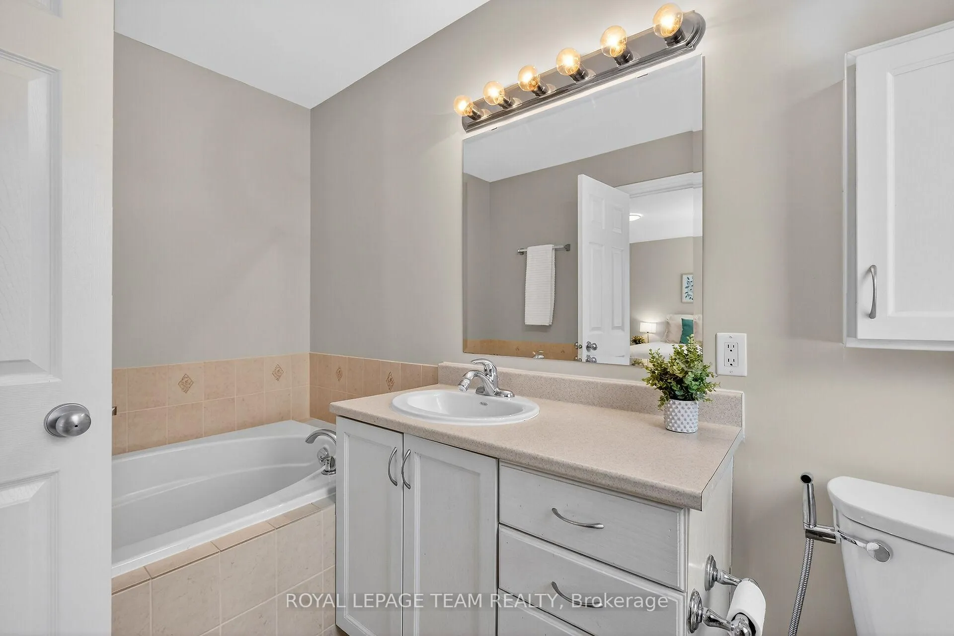 Photo 24 of 124 Tacom Circle, Ottawa, Barrhaven - Strandherd — HOMEH
