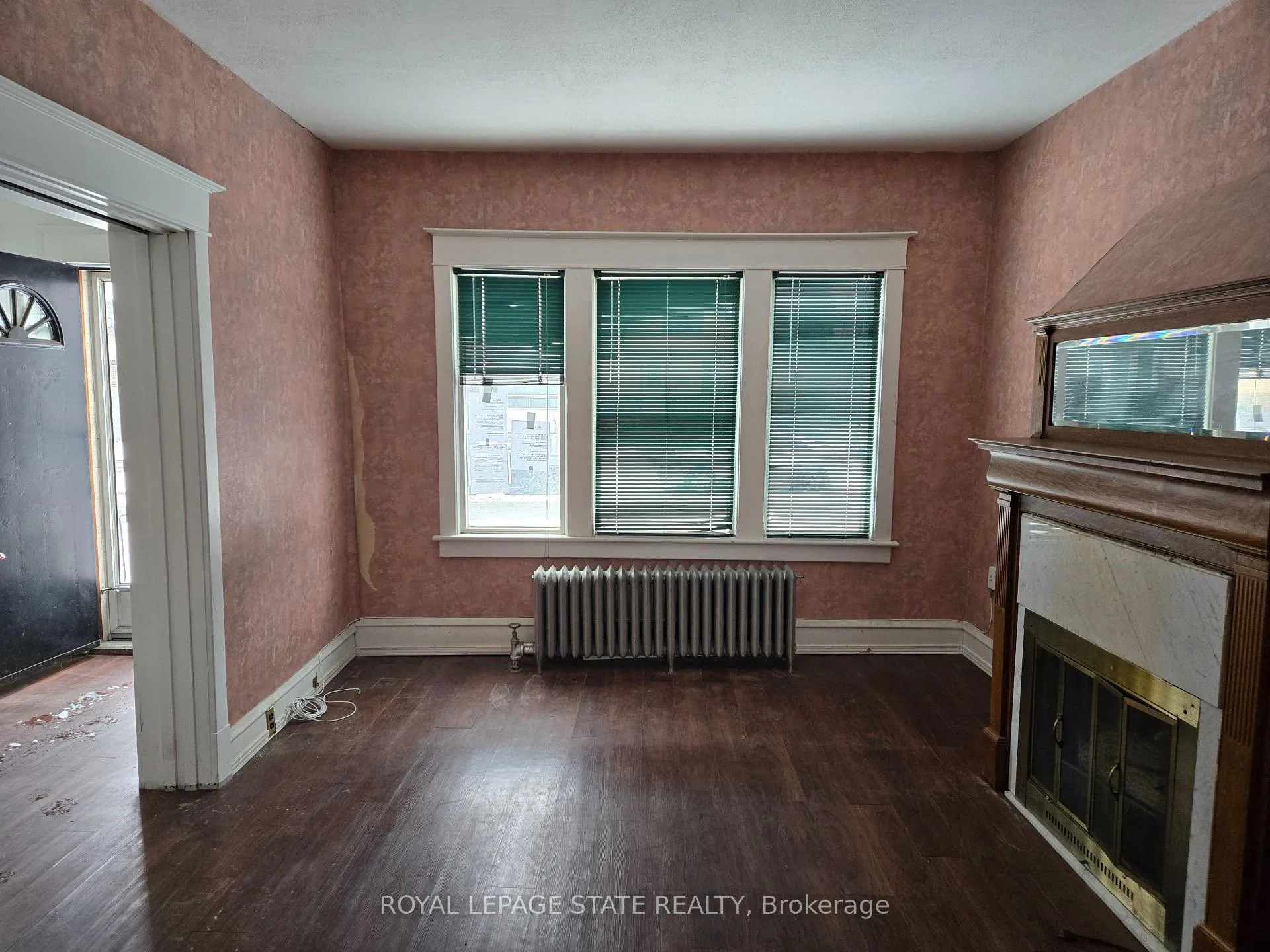 Photo 4 of 111 Park Row, Hamilton, Crown Point — HOMEH