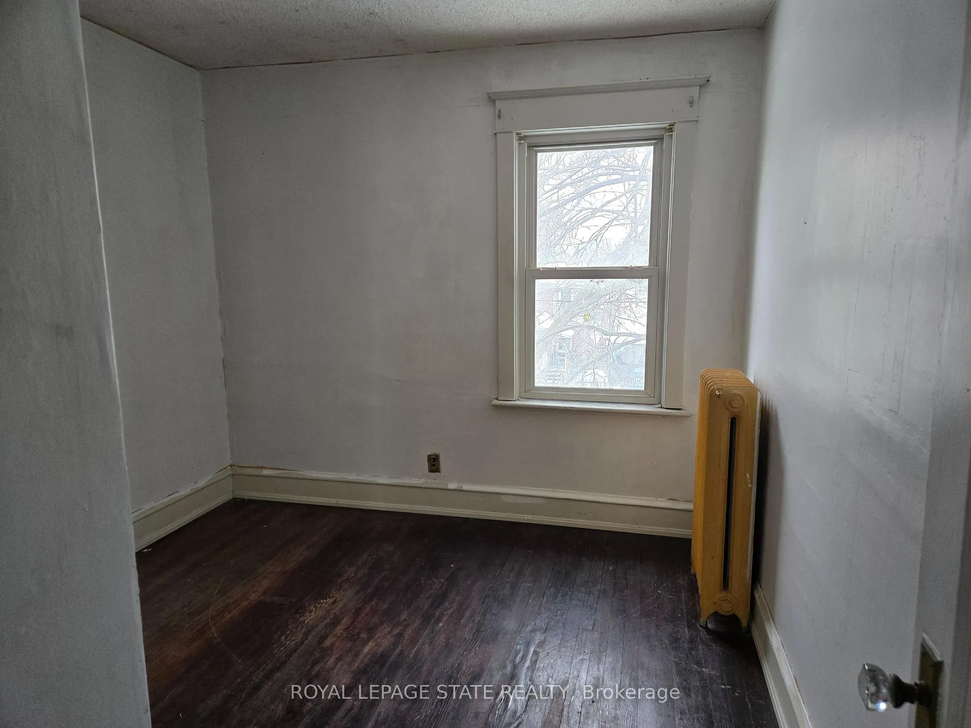 Photo 5 of 111 Park Row, Hamilton, Crown Point — HOMEH