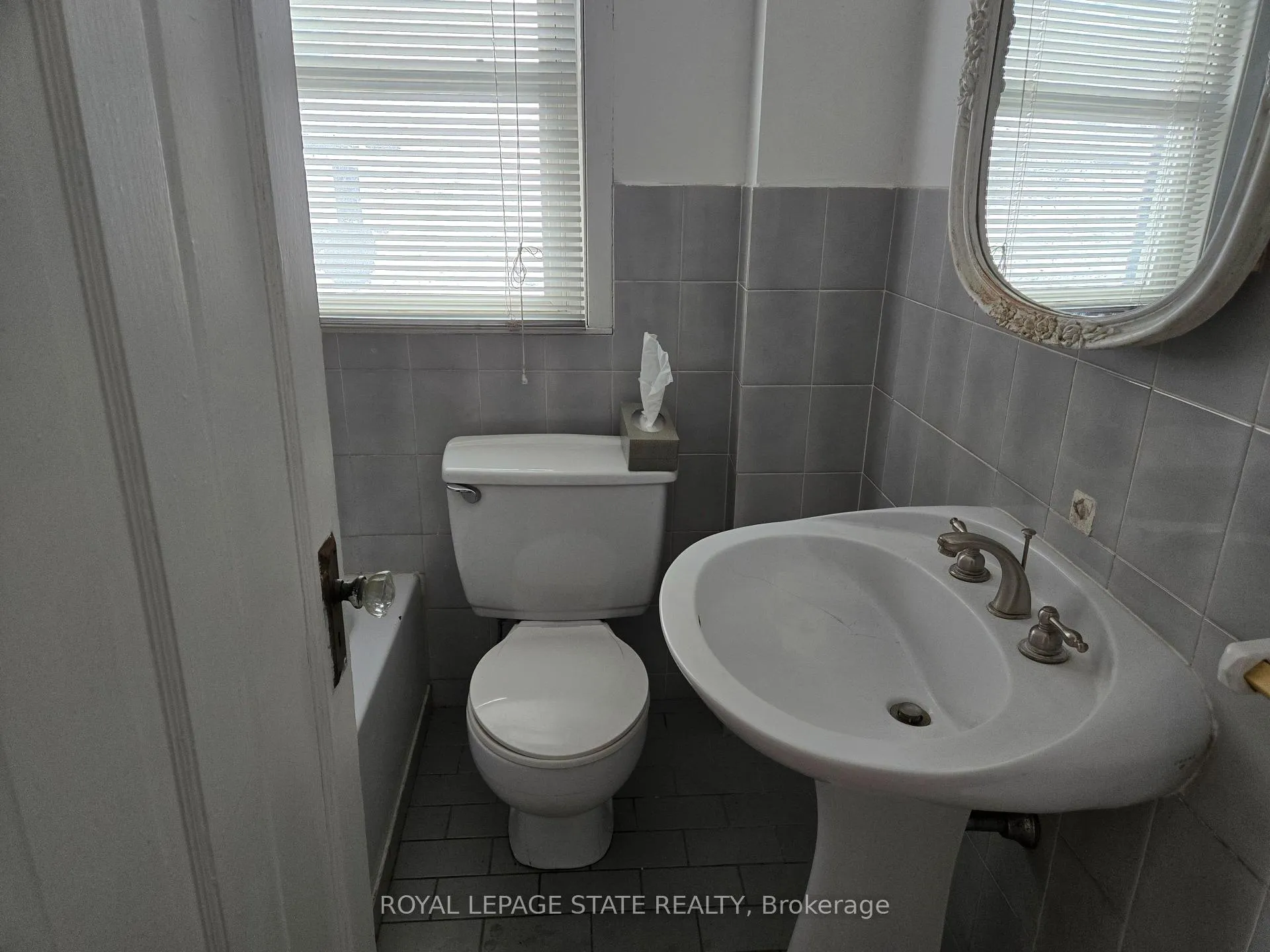 Photo 6 of 111 Park Row, Hamilton, Crown Point — HOMEH