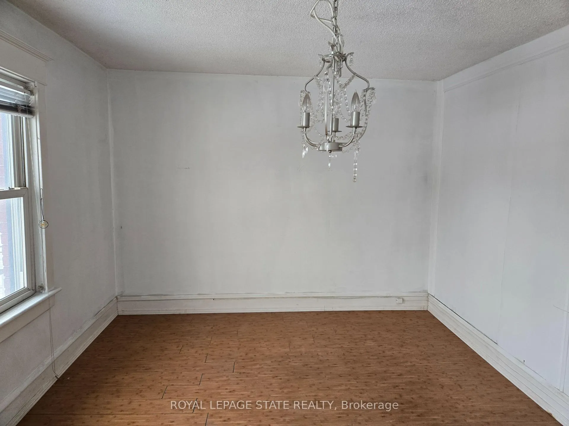 Photo 8 of 111 Park Row, Hamilton, Crown Point — HOMEH