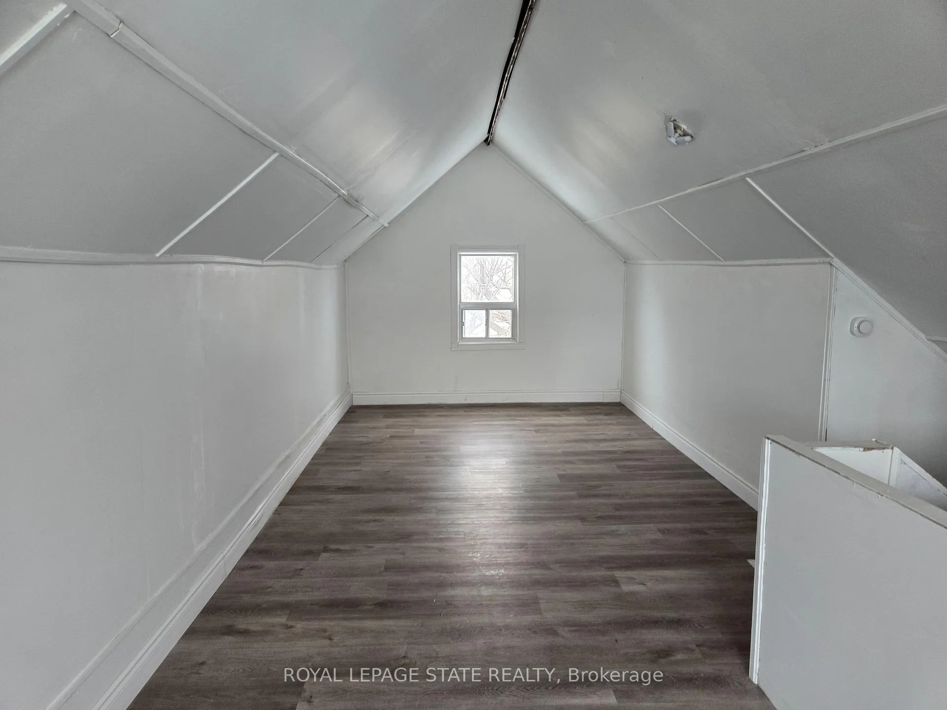 Photo 9 of 111 Park Row, Hamilton, Crown Point — HOMEH