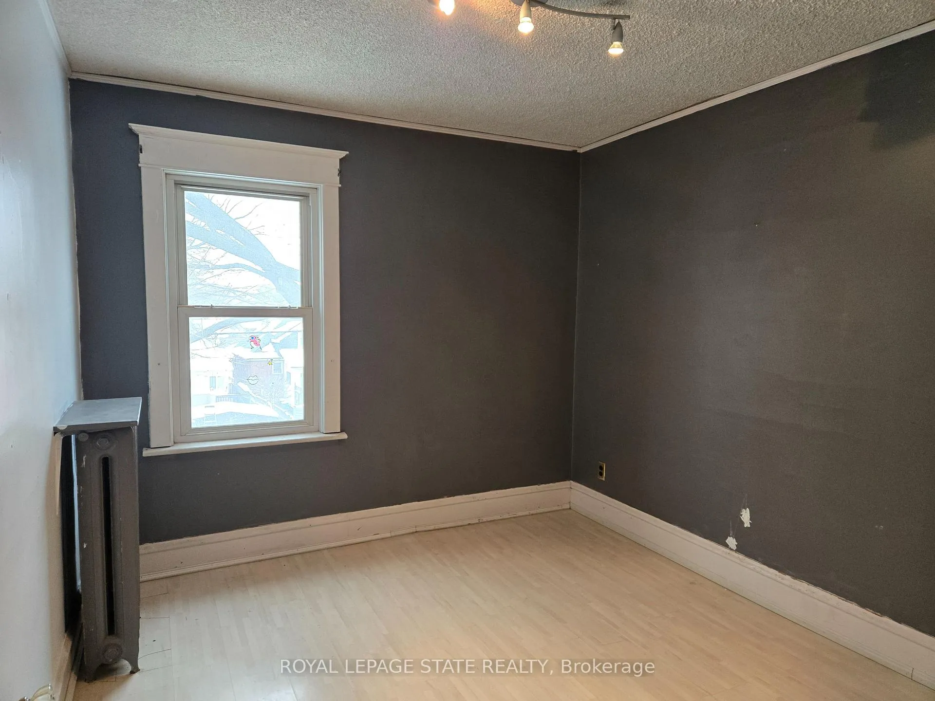 Photo 14 of 111 Park Row, Hamilton, Crown Point — HOMEH