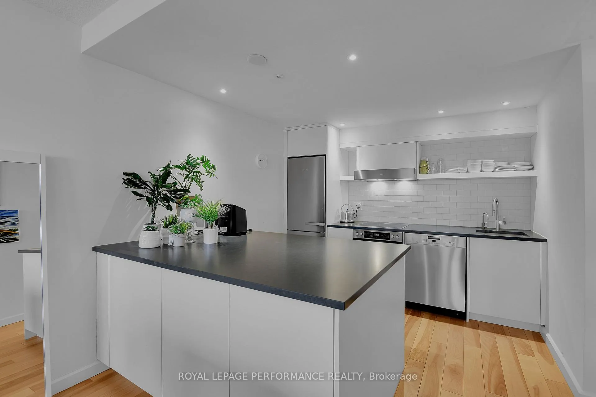 Photo 10 of Unit 905, 373 Laurier Avenue E, Ottawa, Sandy Hill — HOMEH