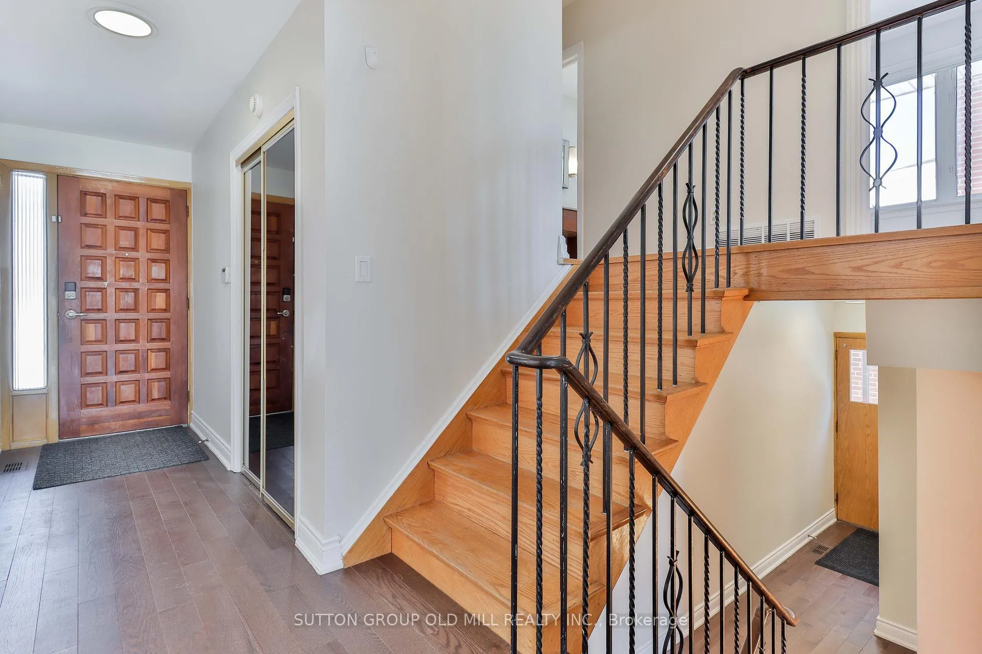 Photo 12 of 15 Manorhampton Drive, Etobicoke, Willowridge-Martingrove-Richview — HOMEH