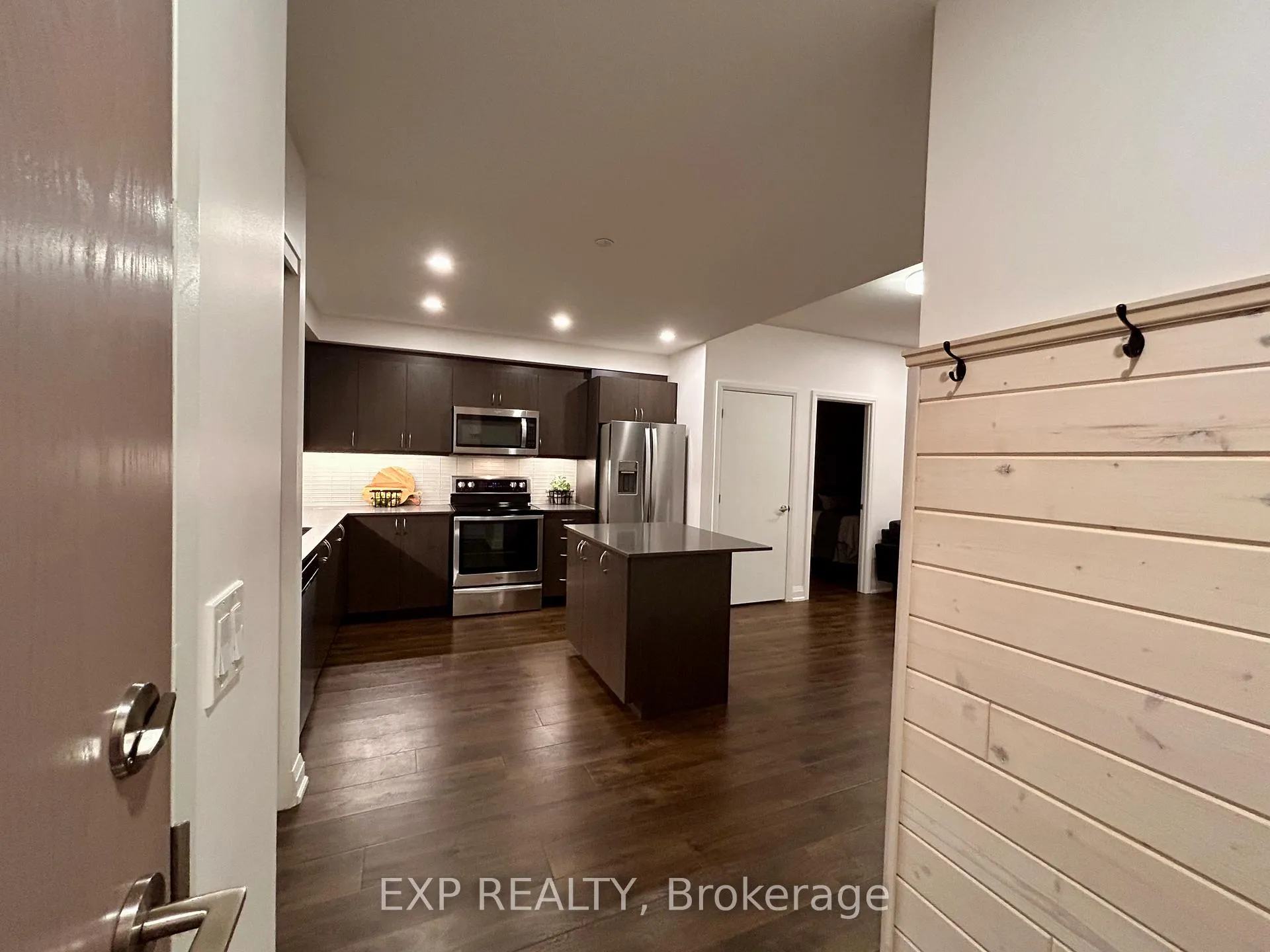 Photo 6 of 58 Lakeside Terrace, Barrie, Little Lake — HOMEH