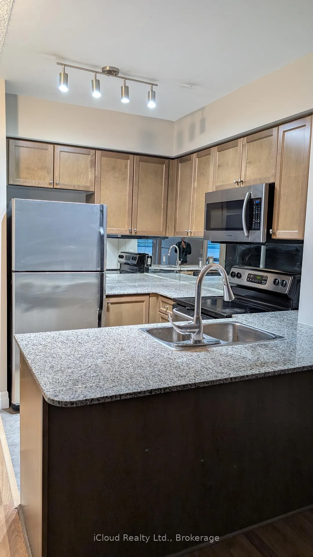 Photo 4 of Unit 604, 8 Scollard Street, Toronto, The Annex — HOMEH