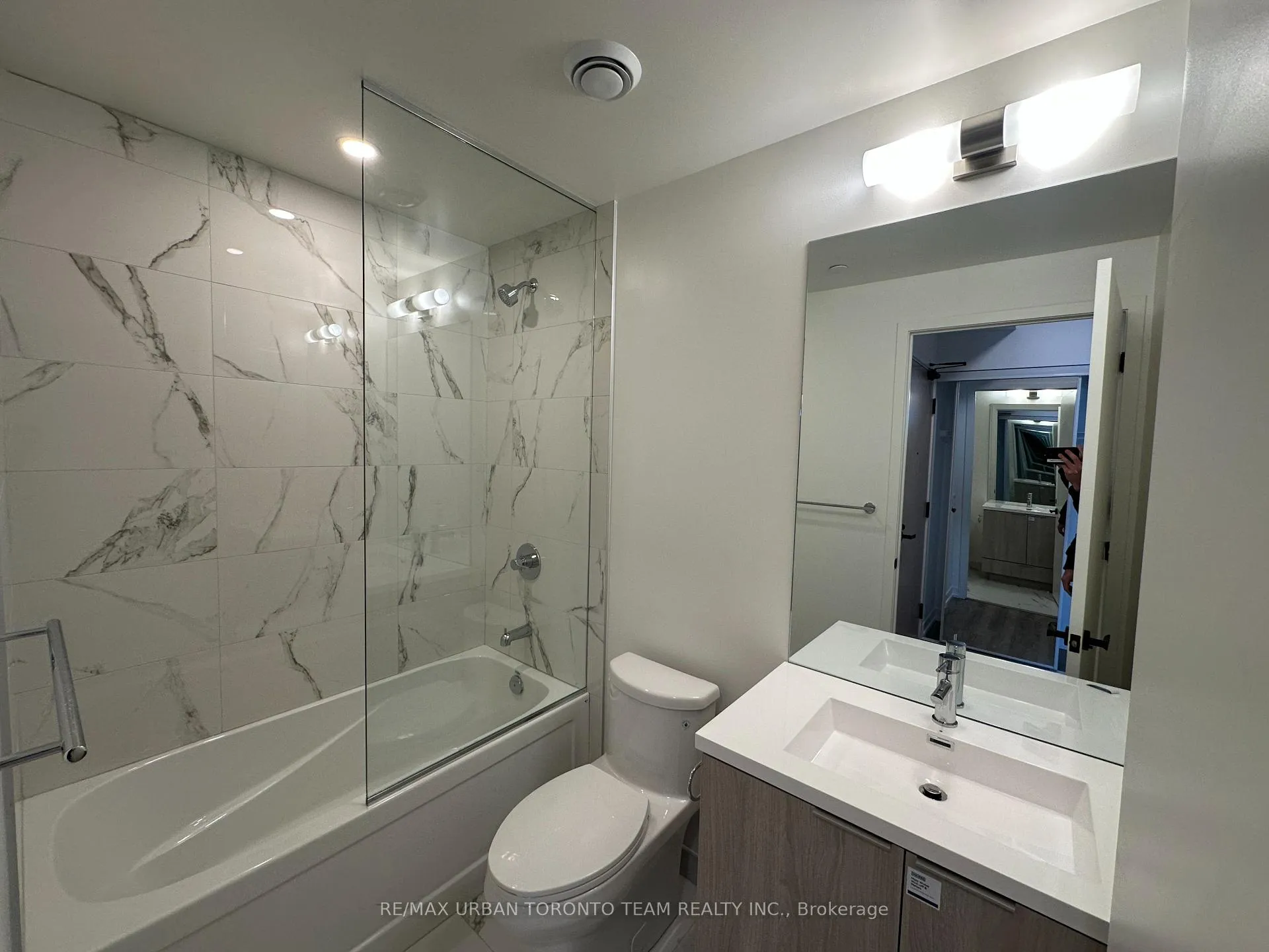 Photo 10 of Unit 5515, 8 Interchange Way, Vaughan, Vaughan Corporate Centre — HOMEH