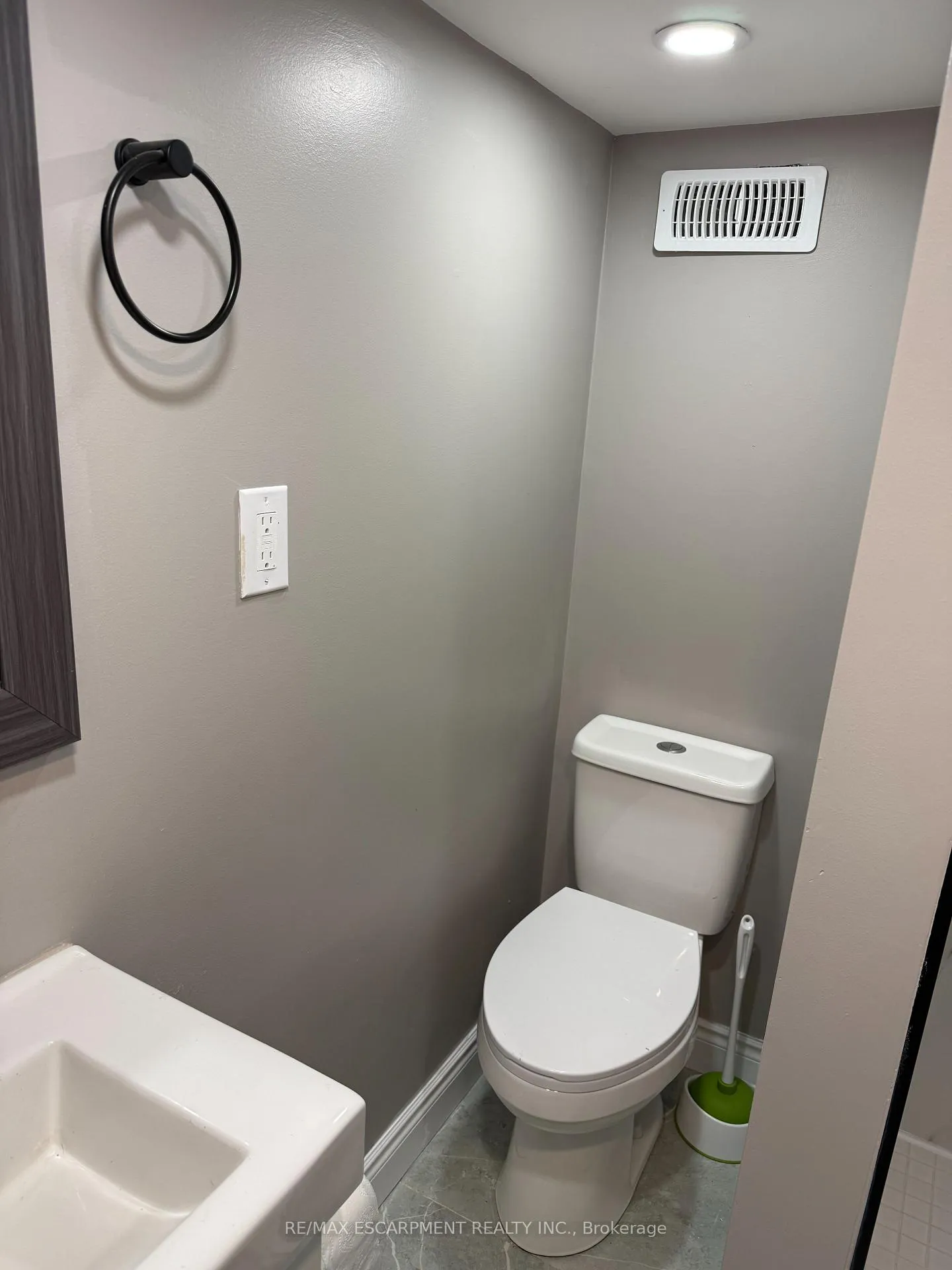 Photo 15 of Unit Lower, 22 Graham Avenue N, Hamilton, Delta — HOMEH