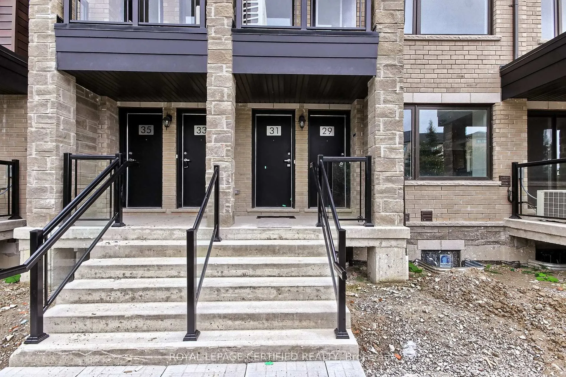 Photo 2 of 31 Appletree Lane, Barrie, Innis-Shore — HOMEH