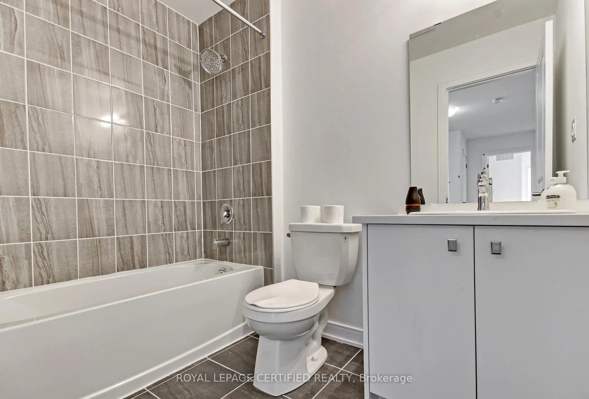 Photo 37 of 31 Appletree Lane, Barrie, Innis-Shore — HOMEH