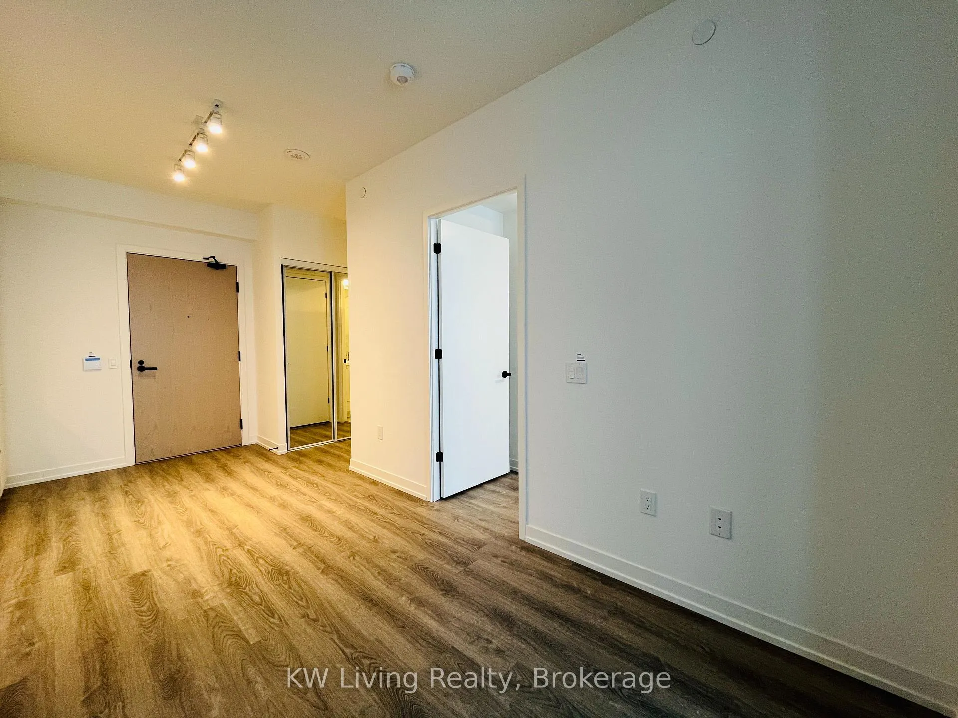 Photo 7 of Unit 5903, 8 Interchange Way, Vaughan, Vaughan Corporate Centre — HOMEH