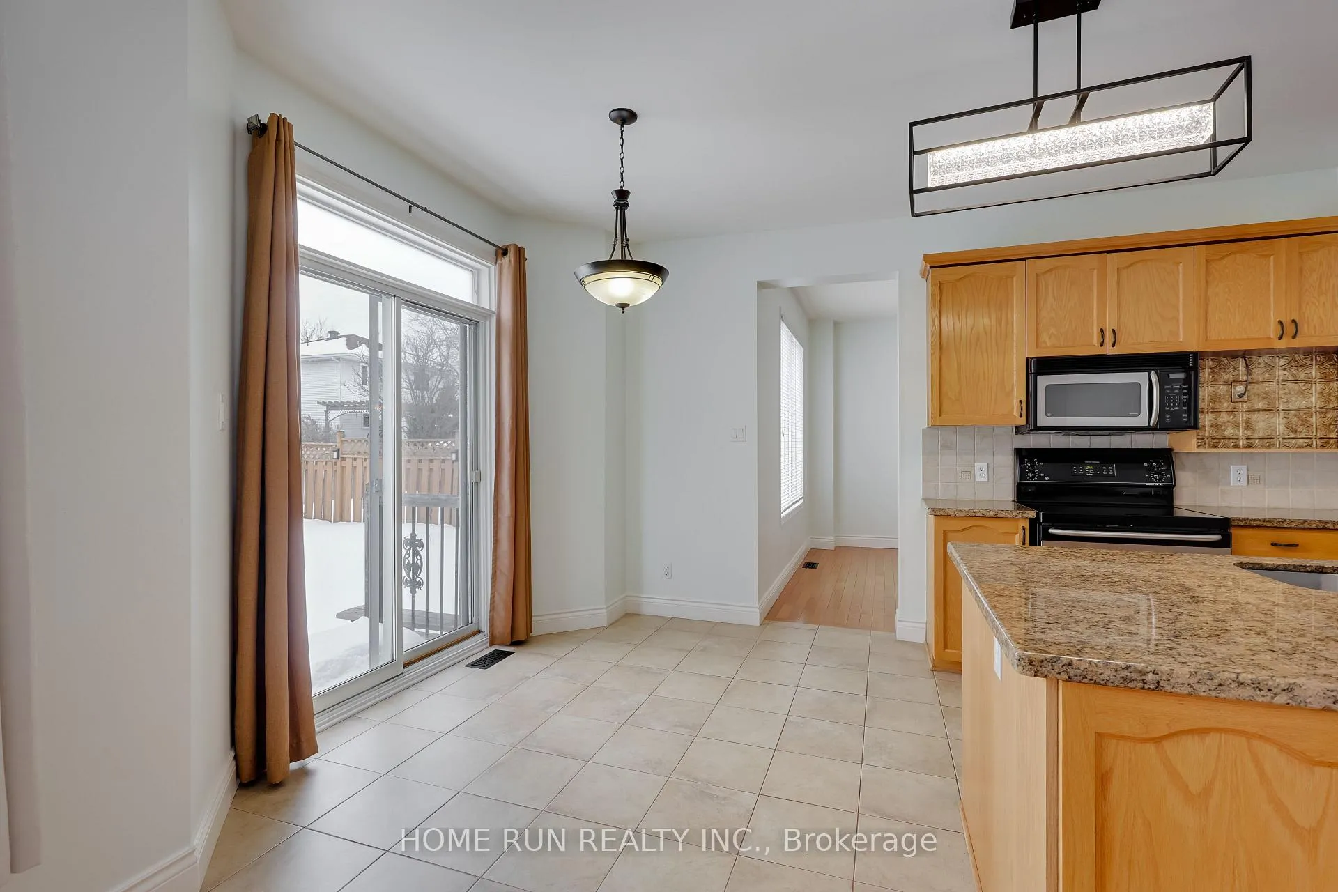 Photo 12 of 11 Westmeath Crescent, Ottawa, Kanata - Morgan's Grant/South March — HOMEH