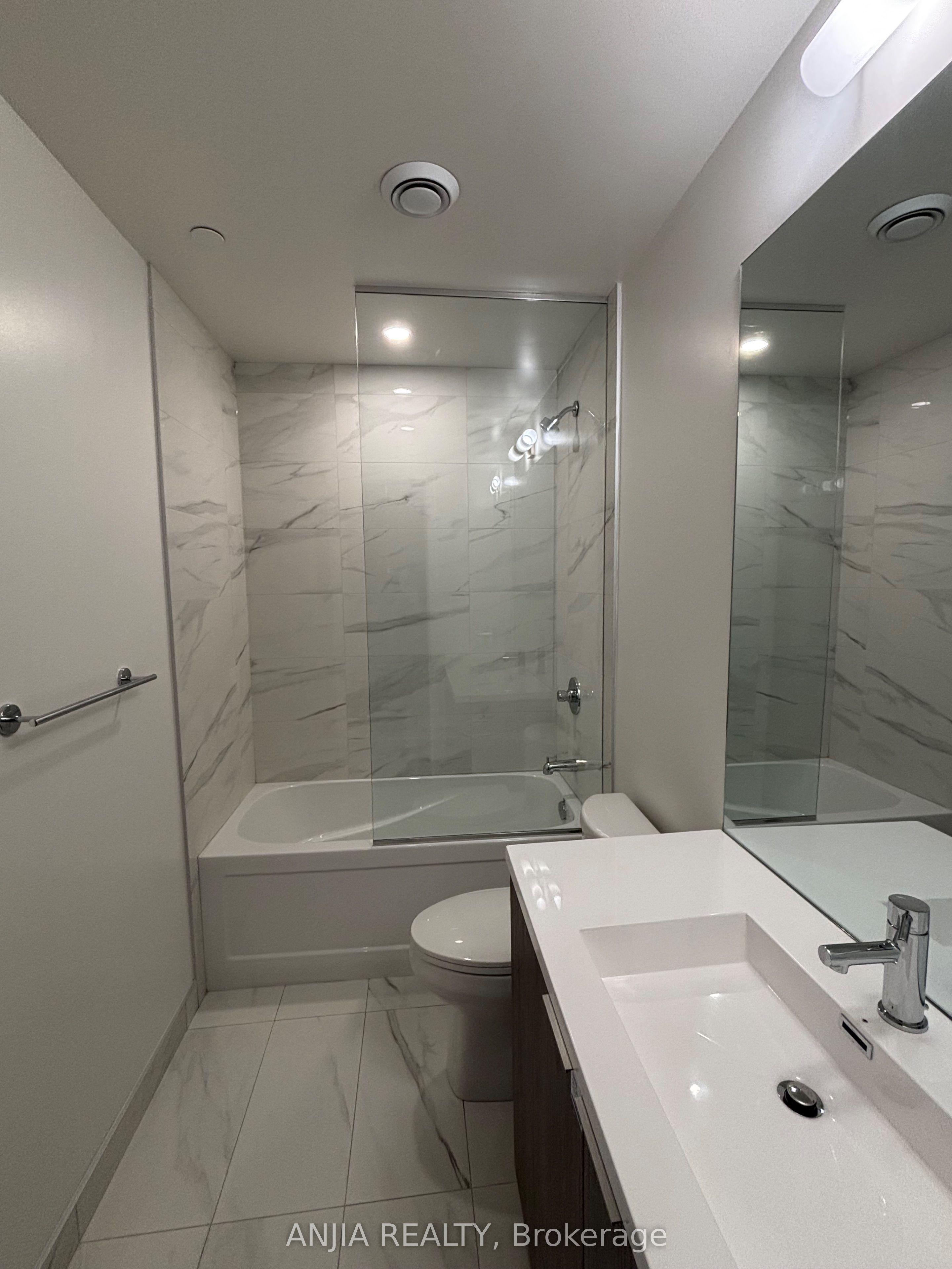 Photo 7 of Unit 3911, 8 Interchange Way, Vaughan, Vaughan Corporate Centre — HOMEH