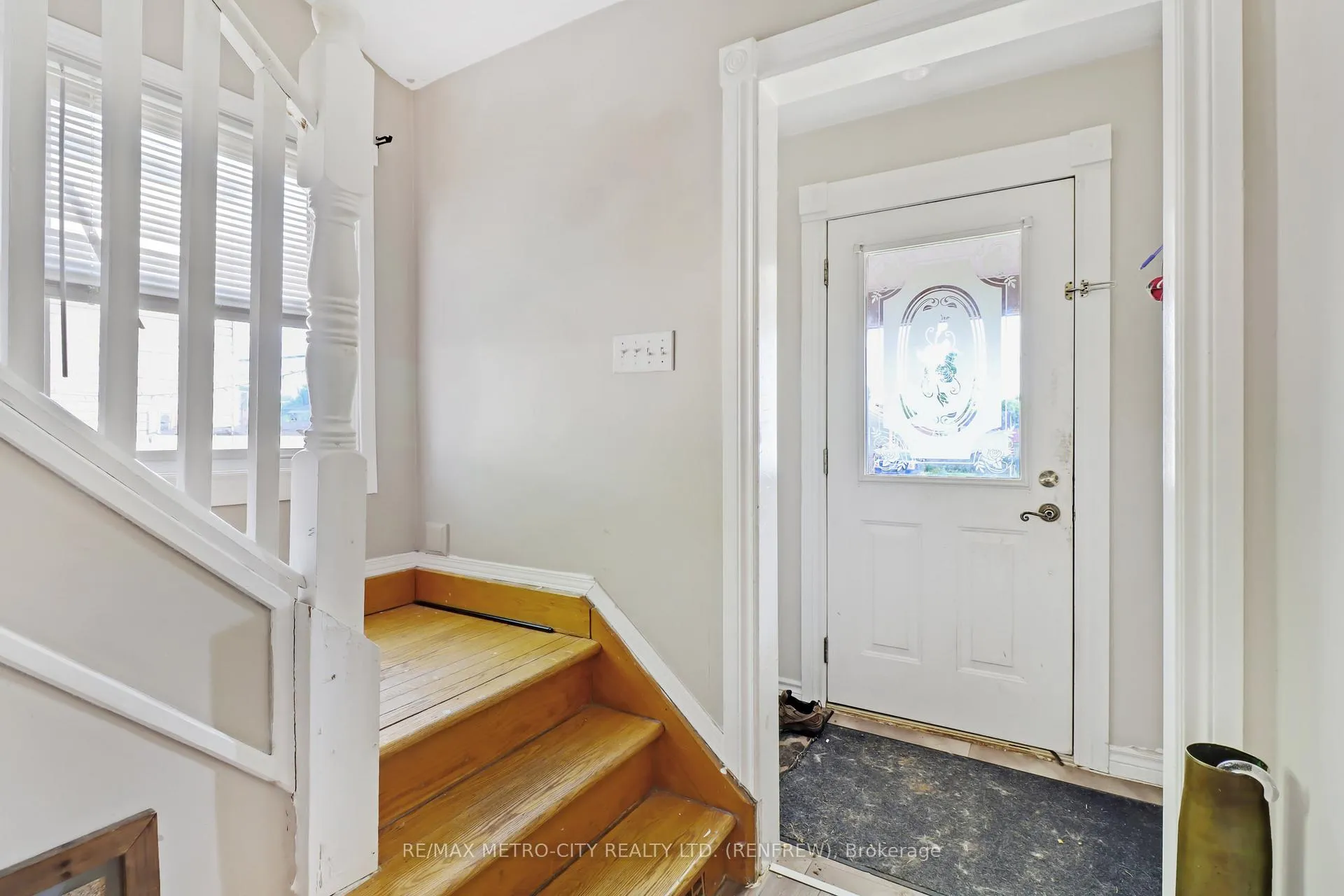 Photo 4 of 362-370 Baldwin Street, Renfrew — HOMEH