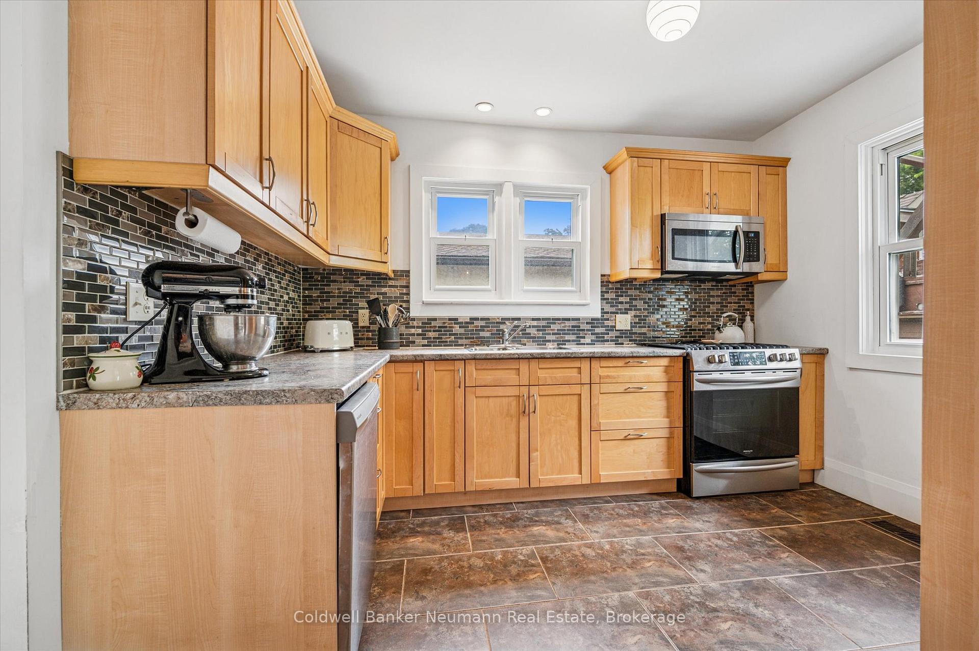 Photo 8 of 39 Agnes Street, Kitchener — HOMEH