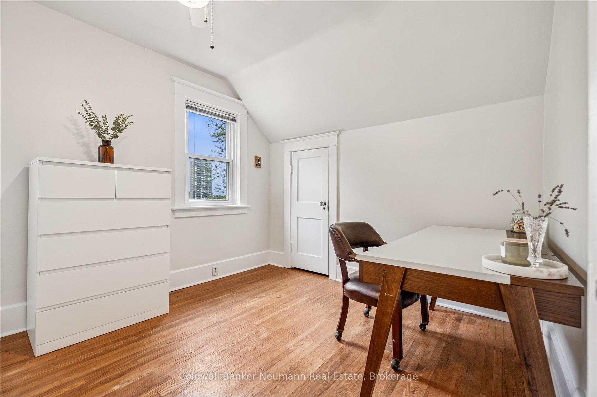 Photo 13 of 39 Agnes Street, Kitchener — HOMEH