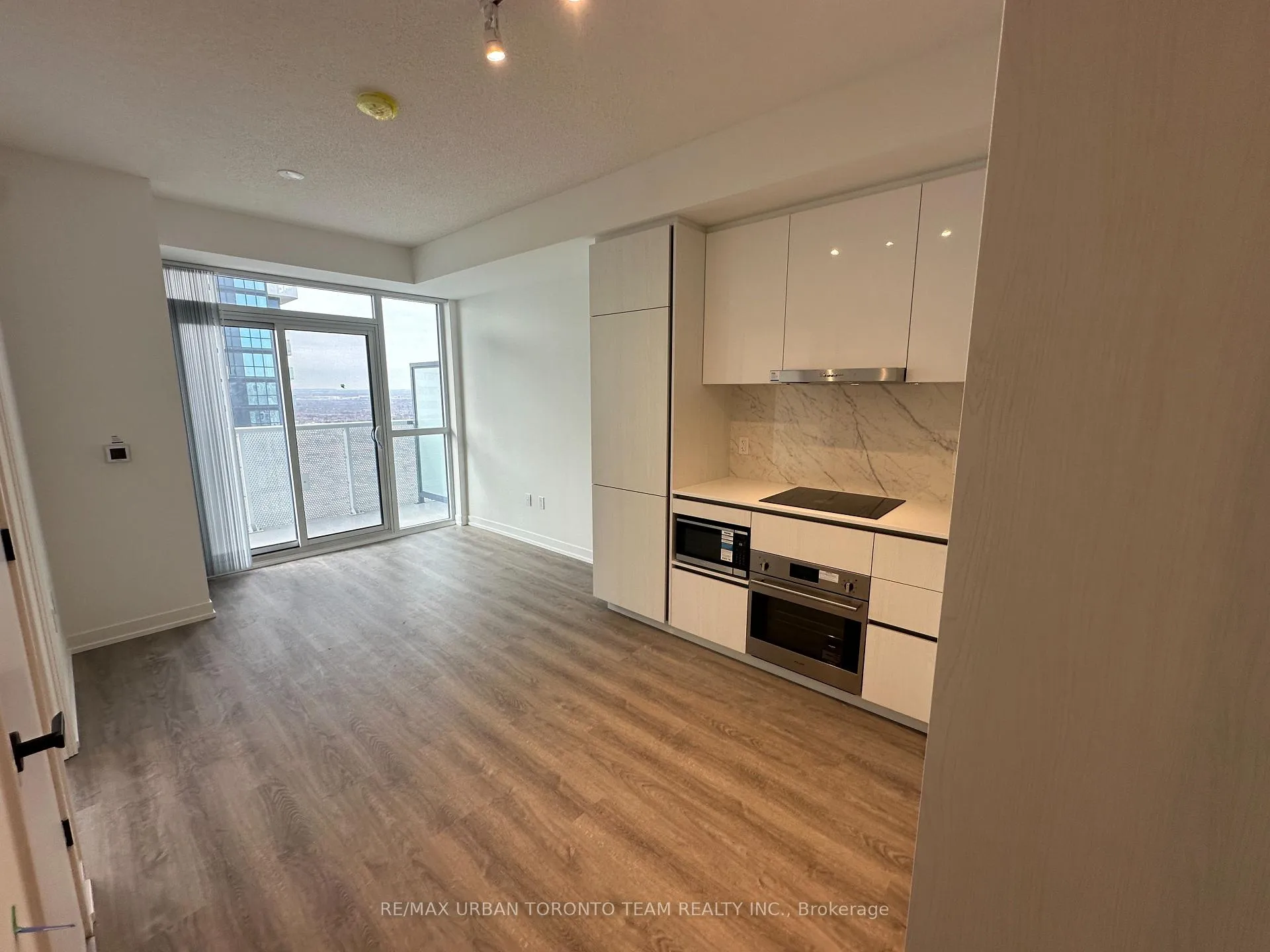 Photo 5 of Unit 4215, 8 Interchange Way, Vaughan, Vaughan Corporate Centre — HOMEH