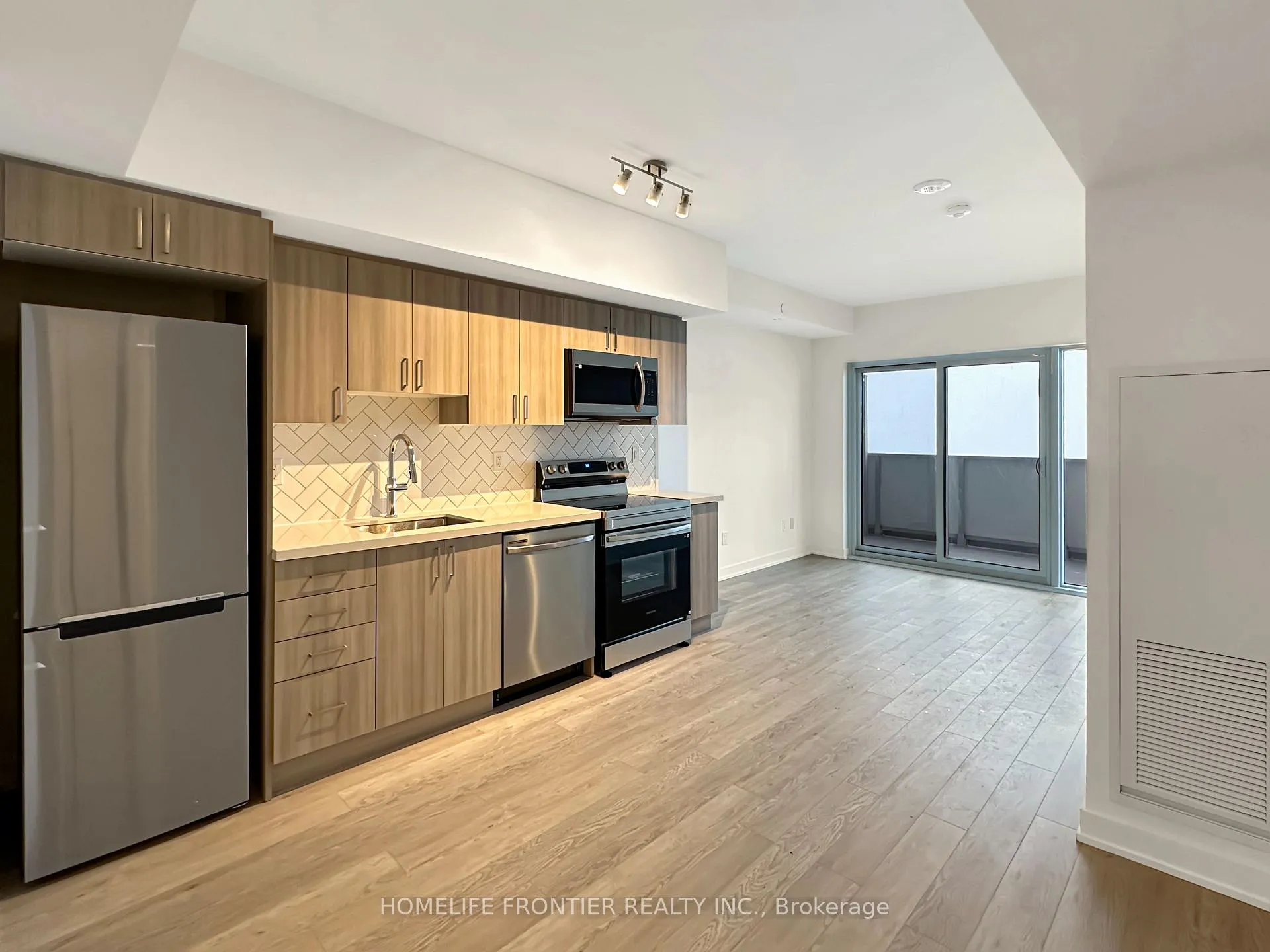 Photo 4 of Unit 1607, 1010 Sandy Beach Road, Pickering, Bay Ridges — HOMEH
