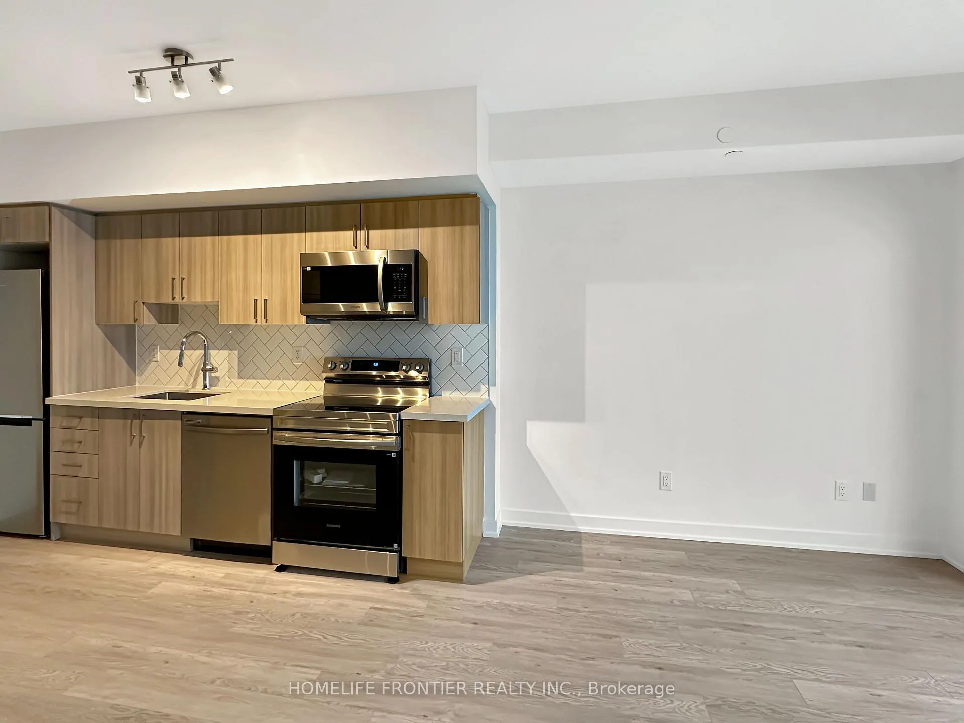 Photo 8 of Unit 1607, 1010 Sandy Beach Road, Pickering, Bay Ridges — HOMEH