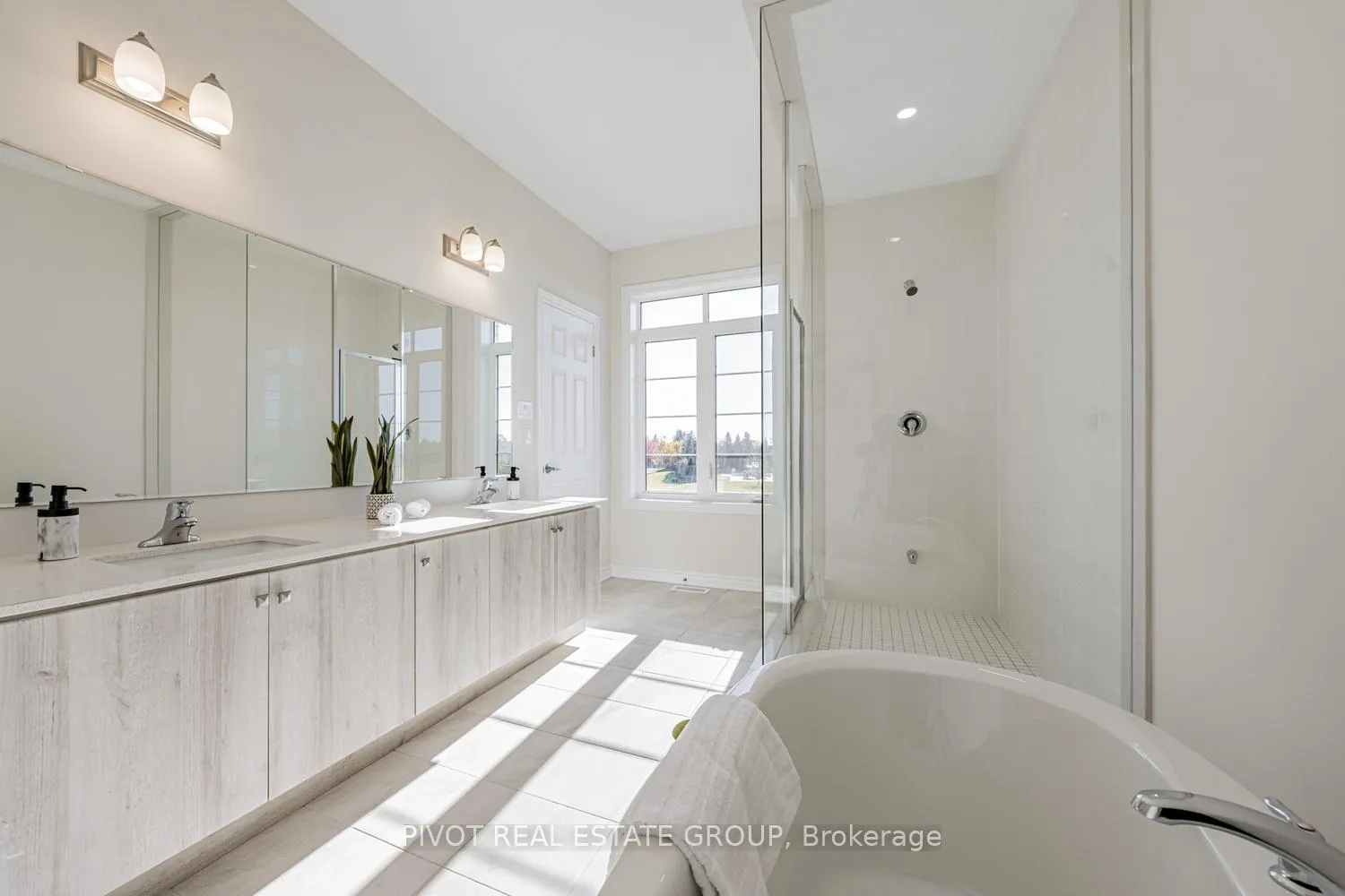 Photo 28 of 32 Waterfront Crescent, Whitby, Port Whitby — HOMEH