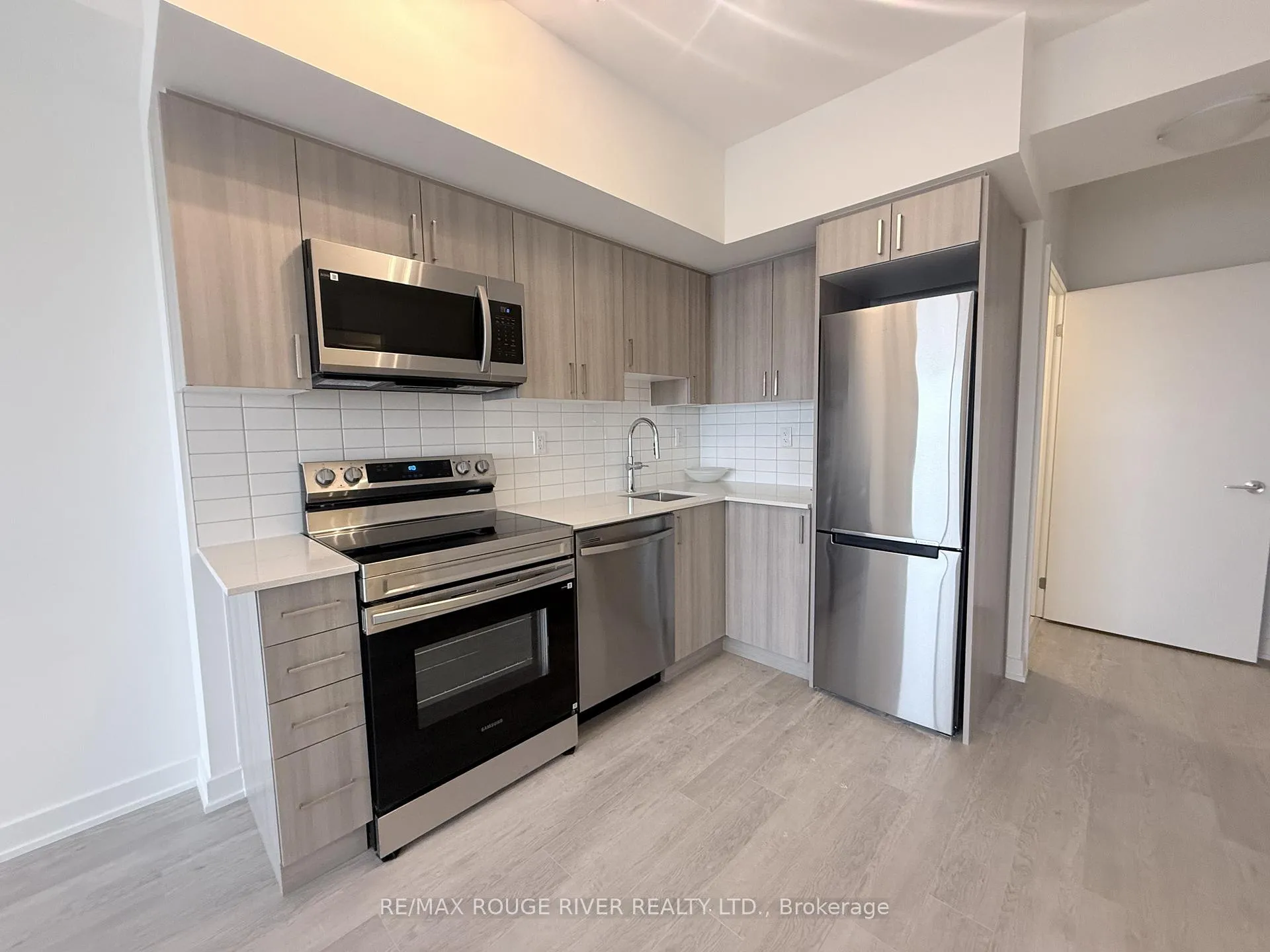Photo 2 of Unit 1612, 1010 Sandy Beach Road, Pickering, Bay Ridges — HOMEH