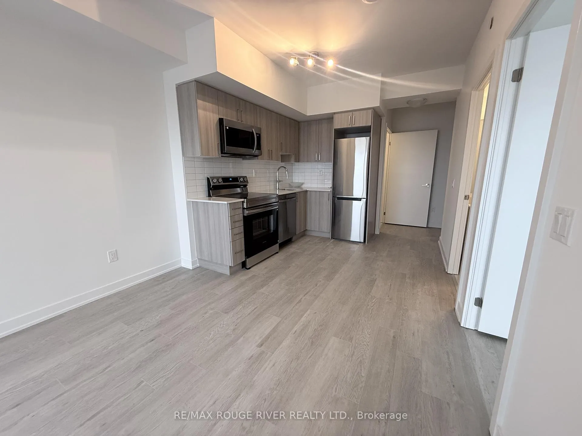 Photo 3 of Unit 1612, 1010 Sandy Beach Road, Pickering, Bay Ridges — HOMEH