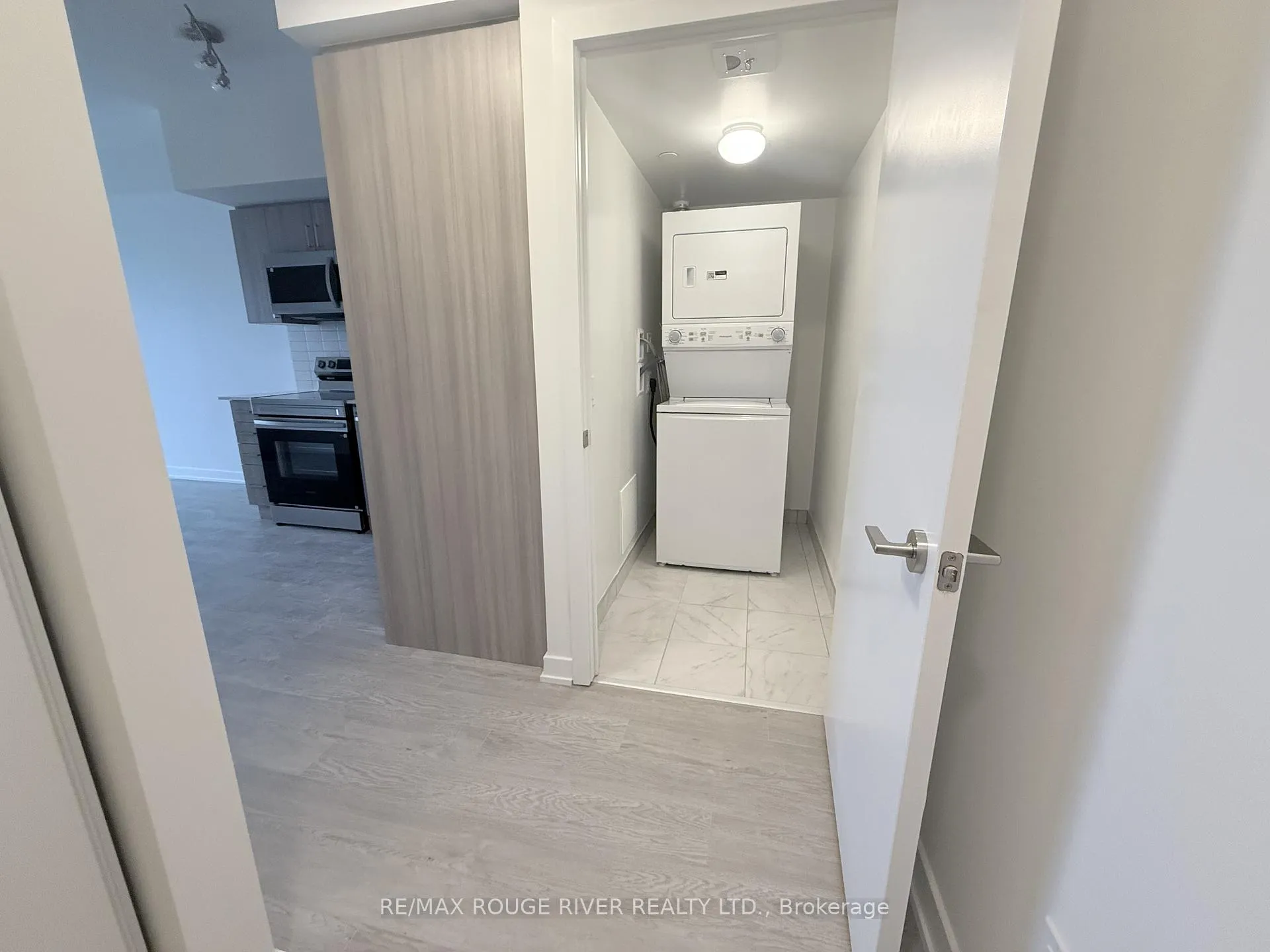 Photo 4 of Unit 1612, 1010 Sandy Beach Road, Pickering, Bay Ridges — HOMEH