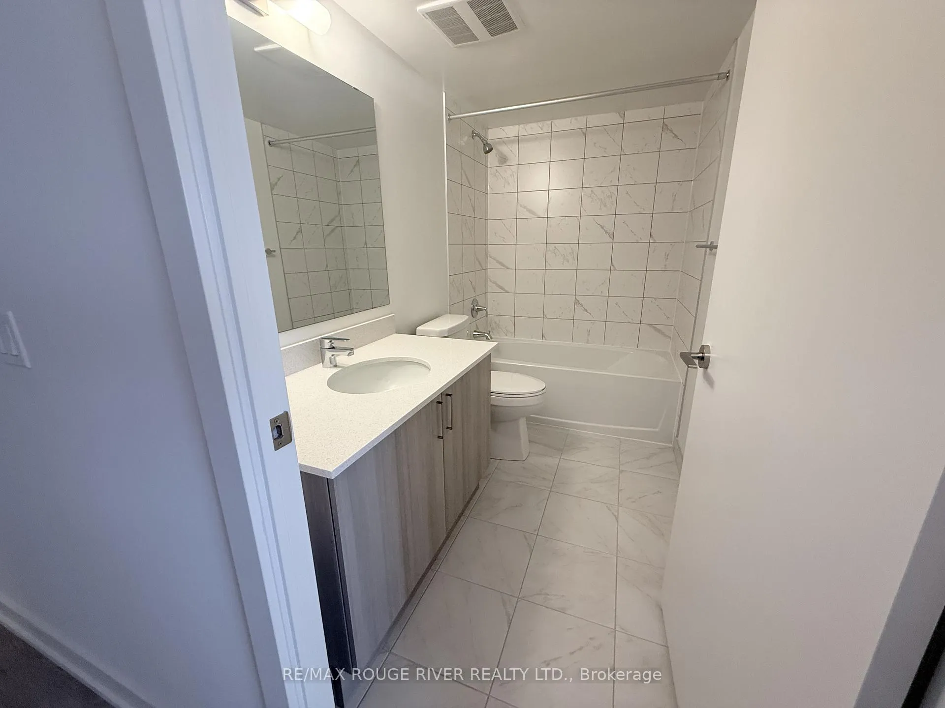 Photo 5 of Unit 1612, 1010 Sandy Beach Road, Pickering, Bay Ridges — HOMEH