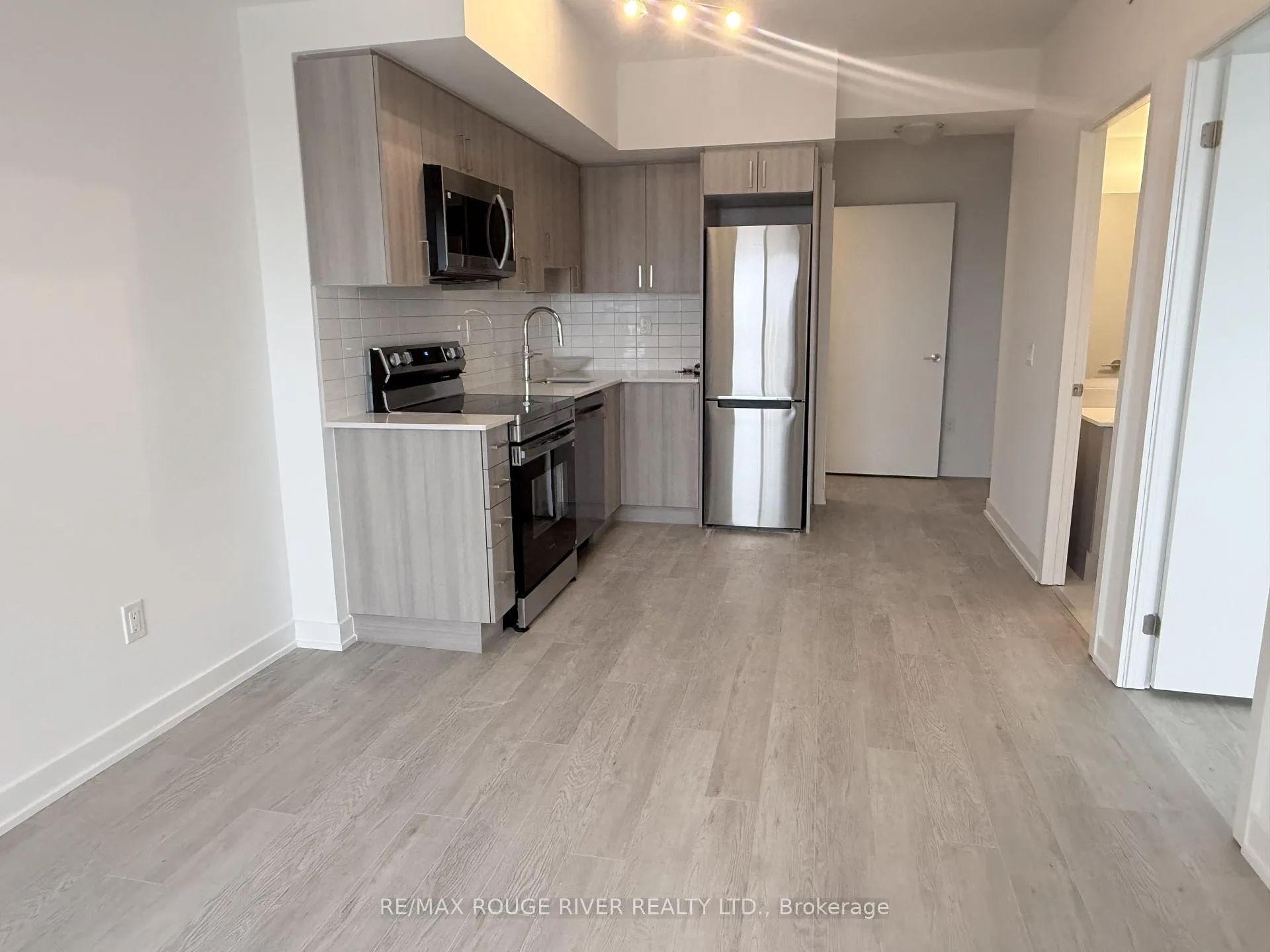 Photo 9 of Unit 1612, 1010 Sandy Beach Road, Pickering, Bay Ridges — HOMEH