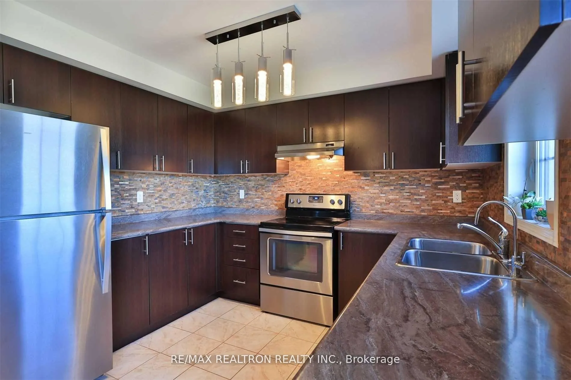 Photo 6 of 2456 Bromus Path, Oshawa, Windfields — HOMEH