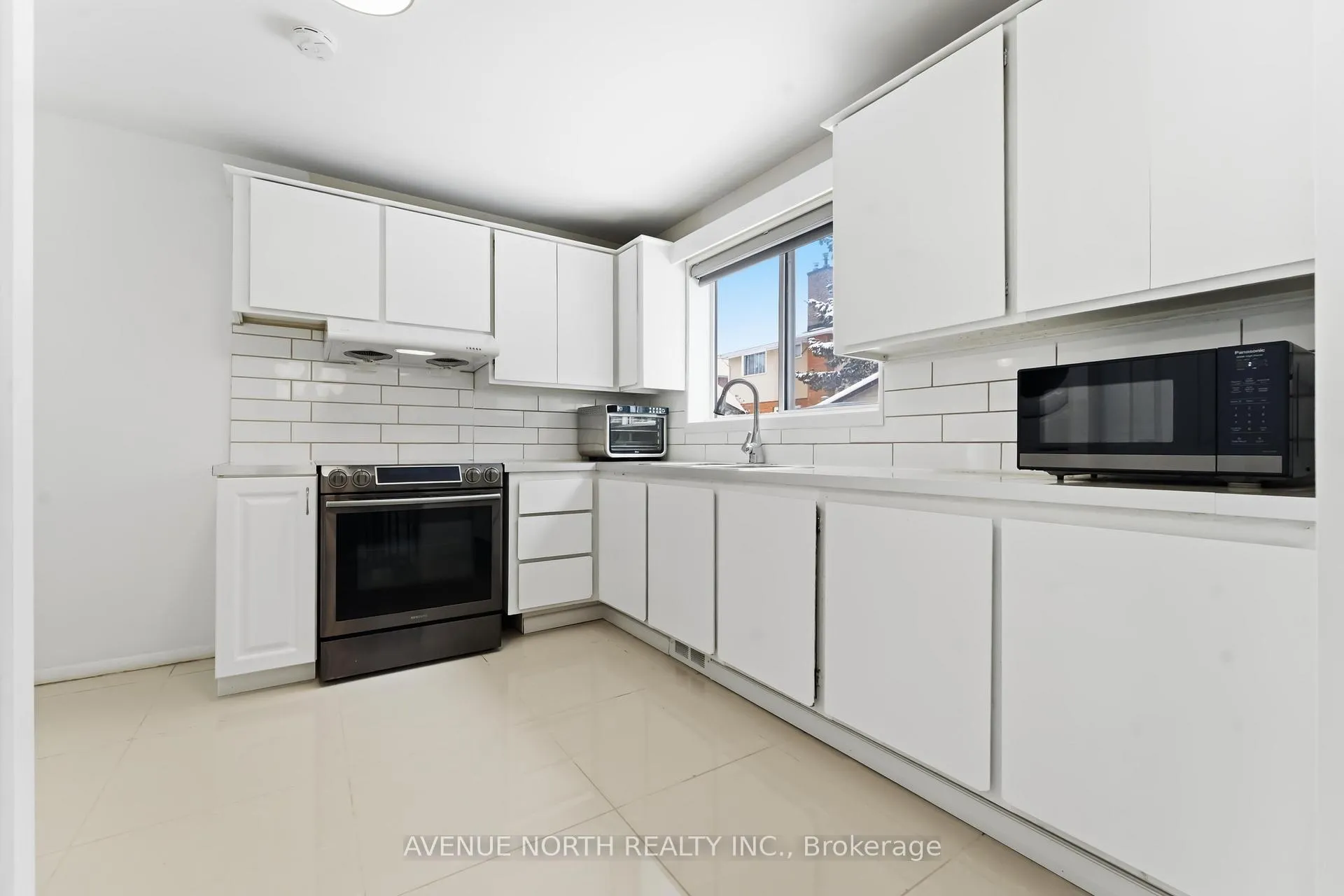 Photo 11 of 923 Pinecrest Road, Ottawa, Queensway Terrace North — HOMEH