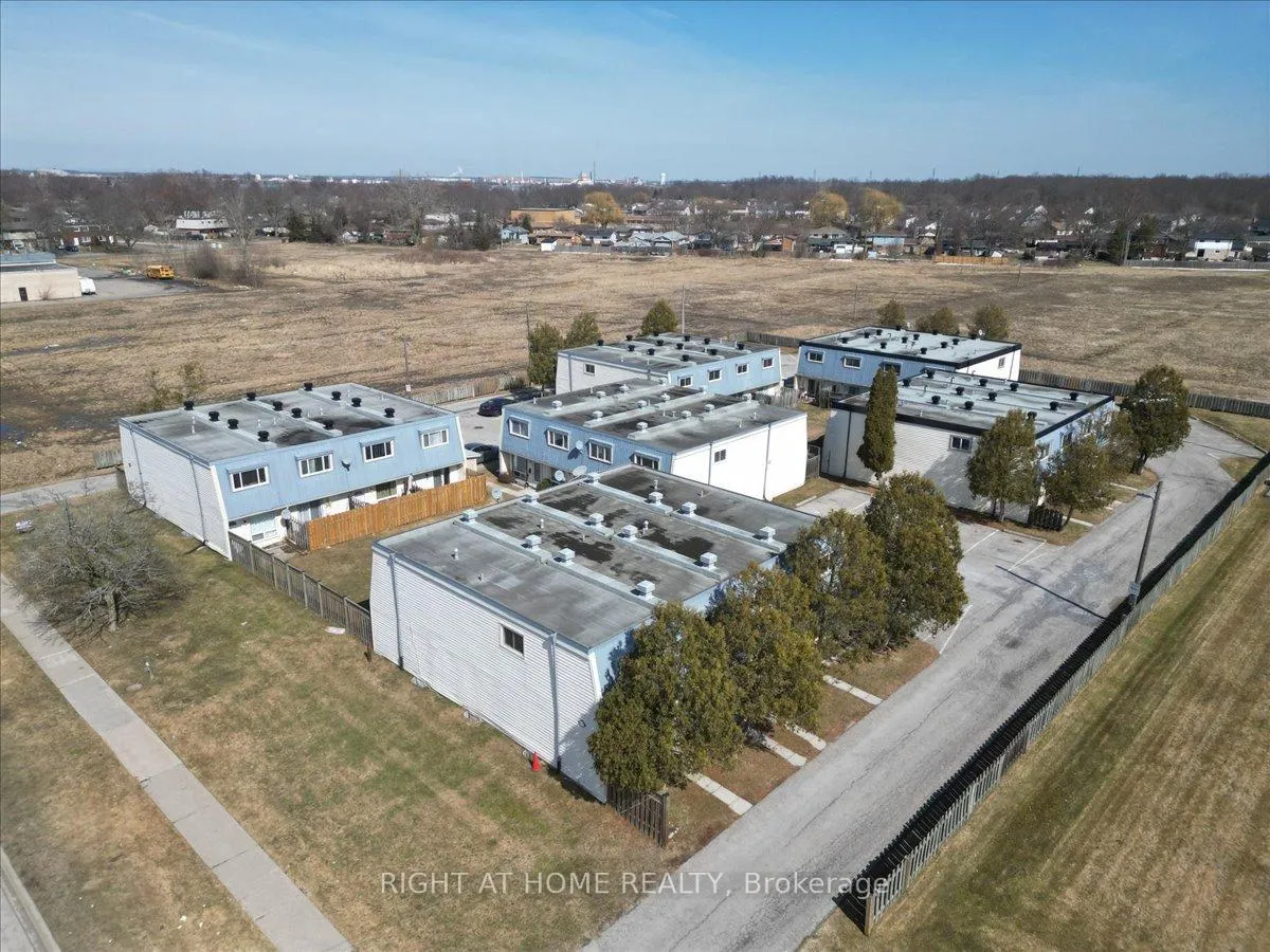 Photo 2 of Unit 11, 8646 Willoughby Drive, Niagara Falls, Chippawa — HOMEH