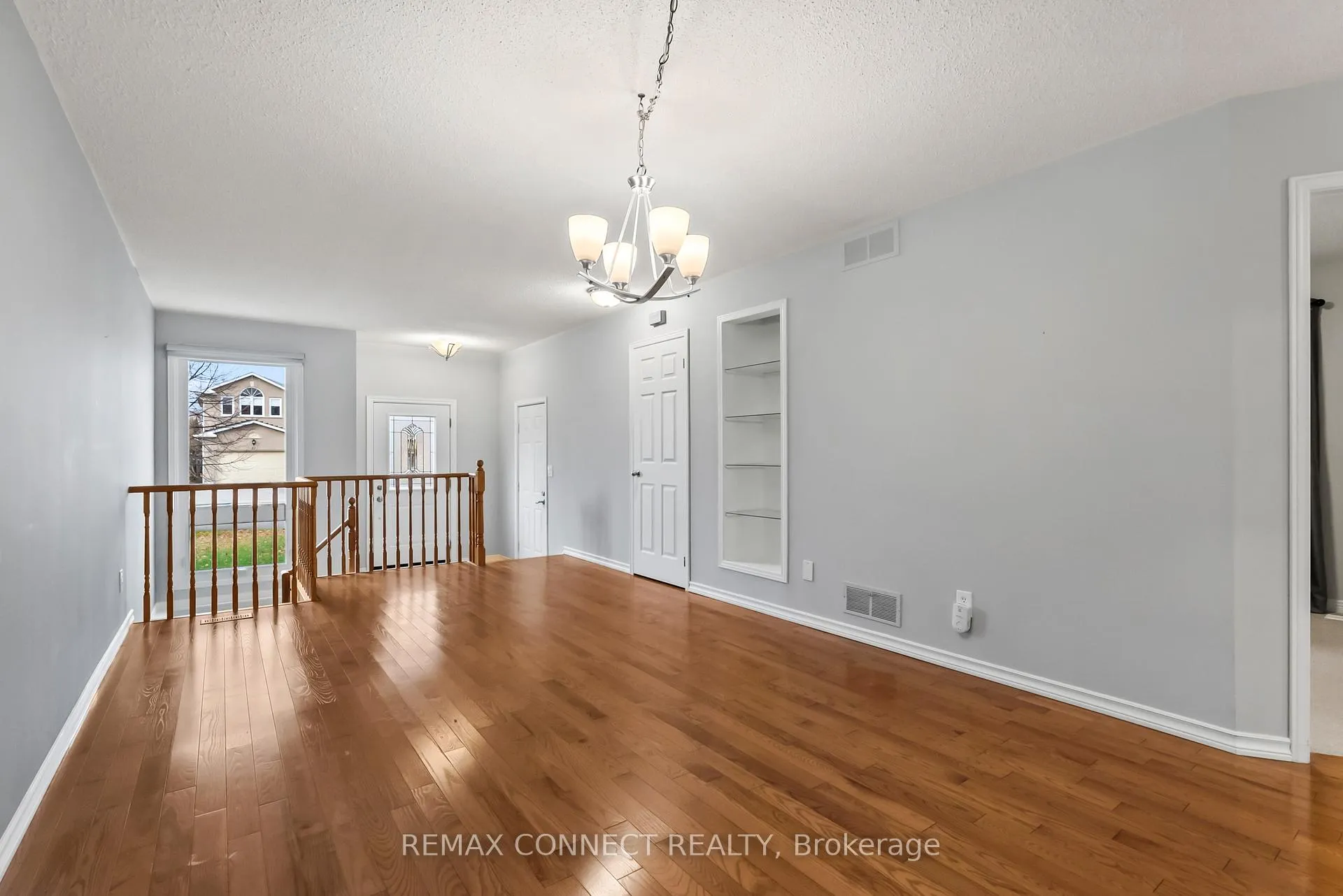 Photo 4 of 21 Caleche Avenue, Clarington, Courtice — HOMEH