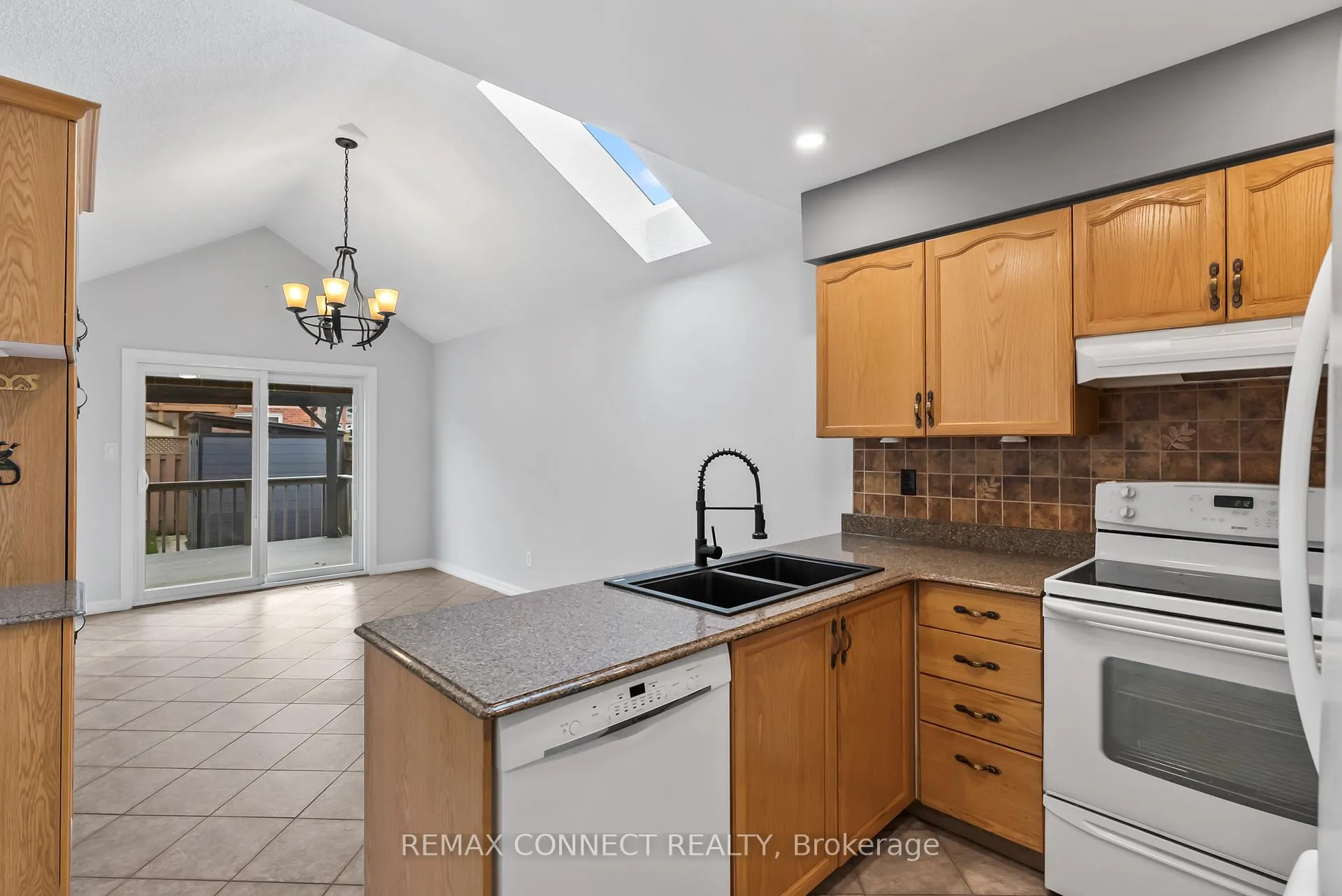 Photo 6 of 21 Caleche Avenue, Clarington, Courtice — HOMEH