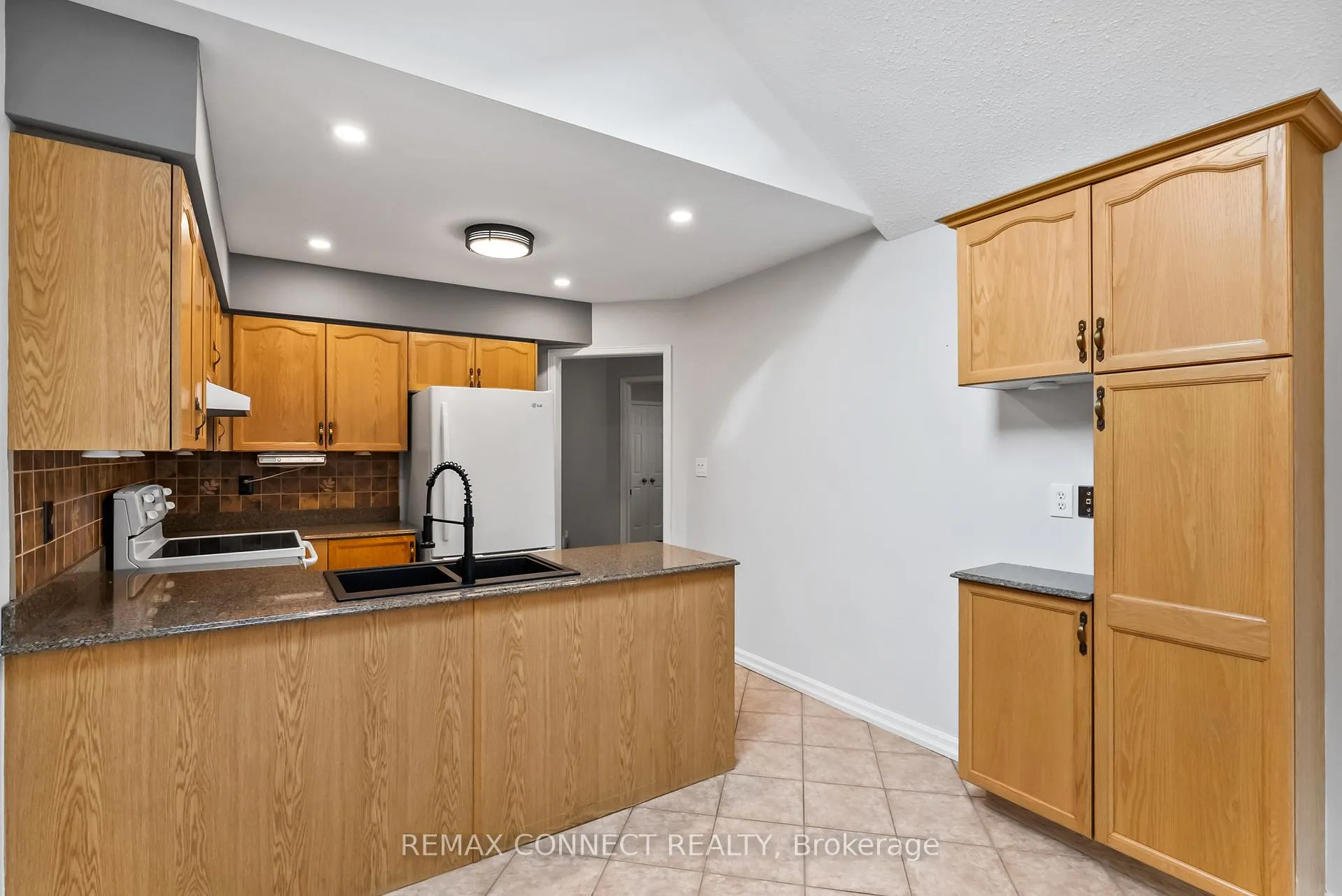 Photo 7 of 21 Caleche Avenue, Clarington, Courtice — HOMEH