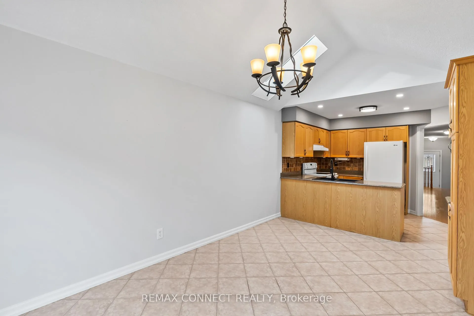 Photo 8 of 21 Caleche Avenue, Clarington, Courtice — HOMEH