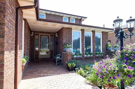 Photo 2 of 17 Southview Drive, Vaughan, Concord — HOMEH