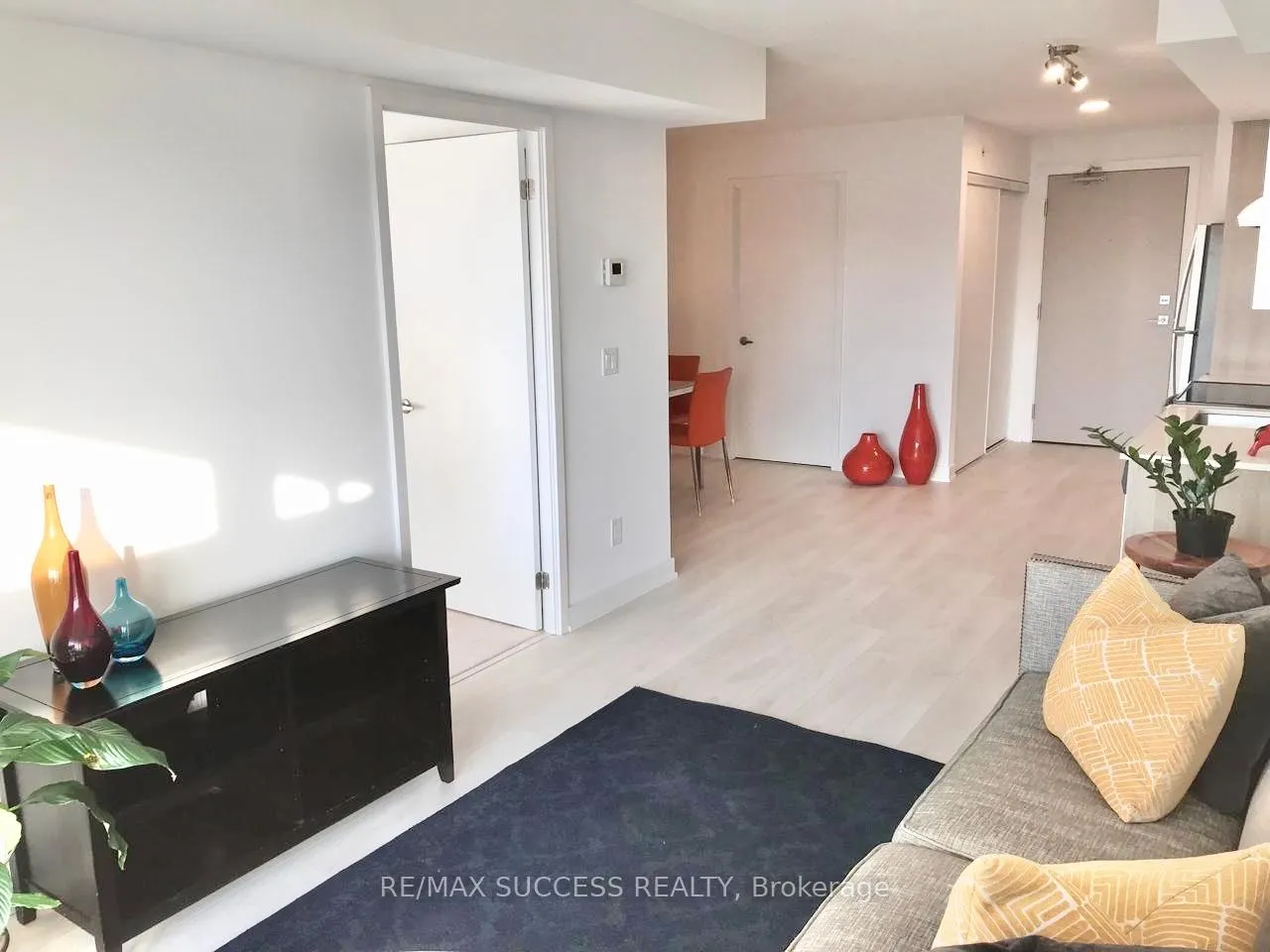 Photo 3 of Unit 9, 1117 Cooke Boulevard, Burlington, LaSalle — HOMEH