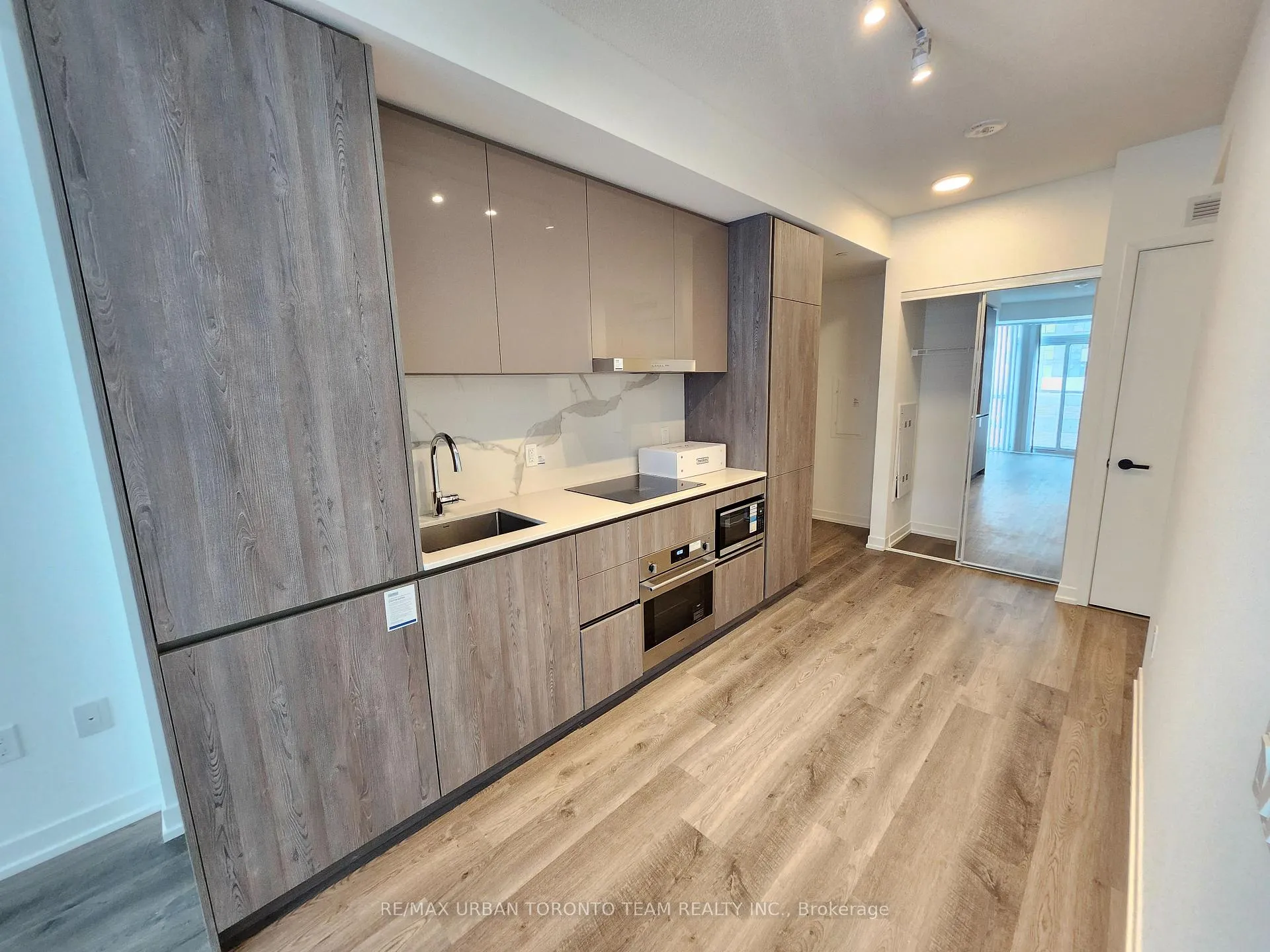 Photo 4 of Unit 3301, 8 Interchange Way, Vaughan, Vaughan Corporate Centre — HOMEH