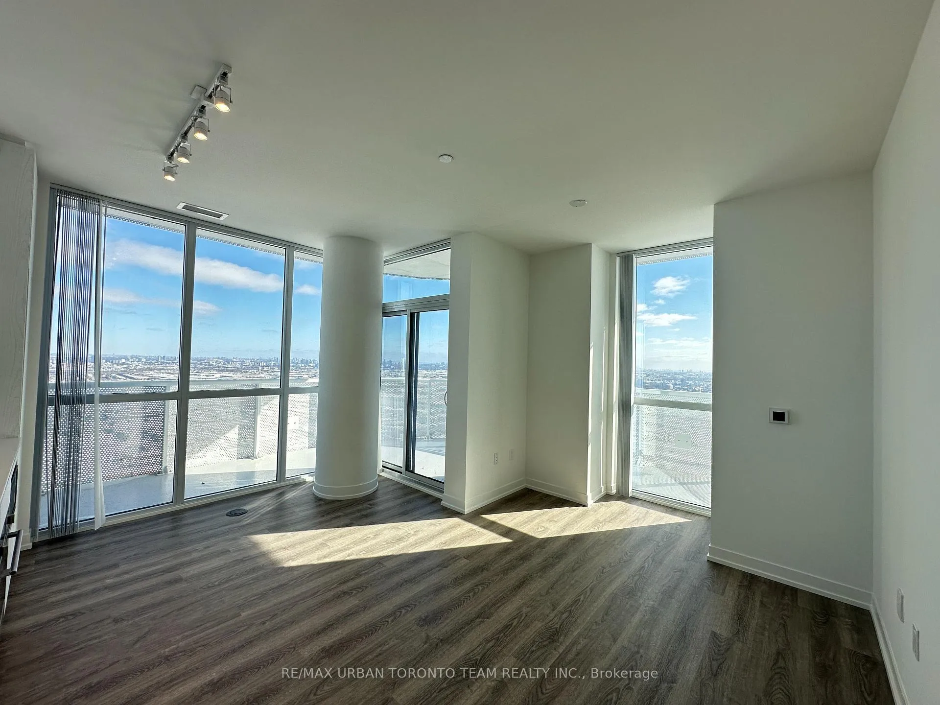 Photo 3 of Unit 6009, 8 Interchange Way, Vaughan, Vaughan Corporate Centre — HOMEH