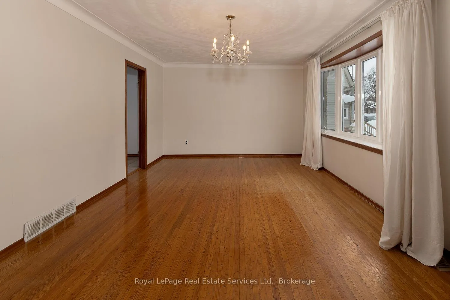 Photo 4 of 246 Forman Avenue, Stratford — HOMEH