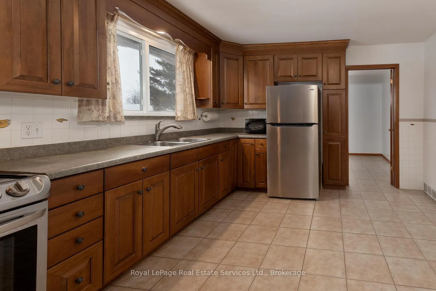Photo 8 of 246 Forman Avenue, Stratford — HOMEH
