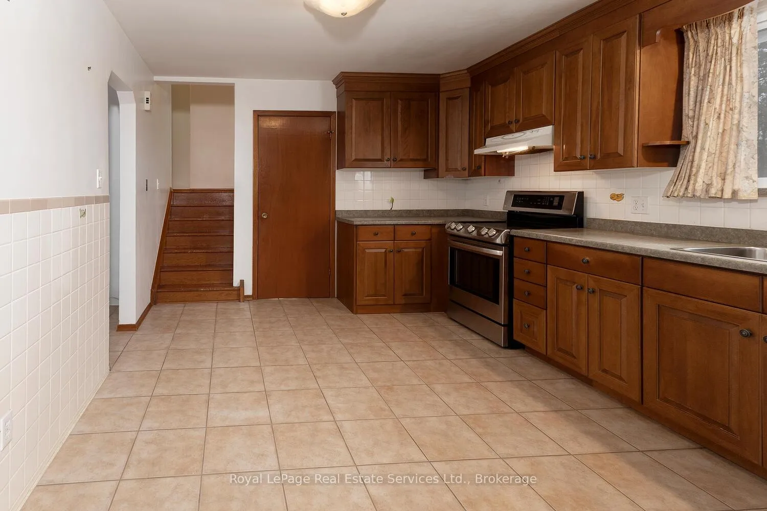 Photo 9 of 246 Forman Avenue, Stratford — HOMEH