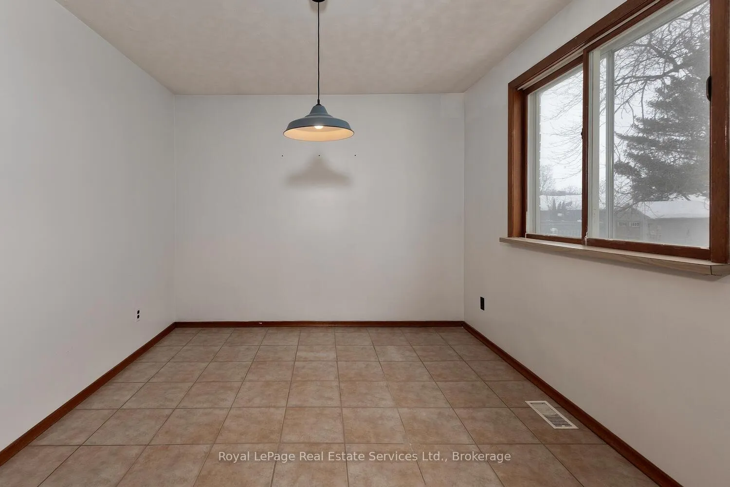 Photo 10 of 246 Forman Avenue, Stratford — HOMEH